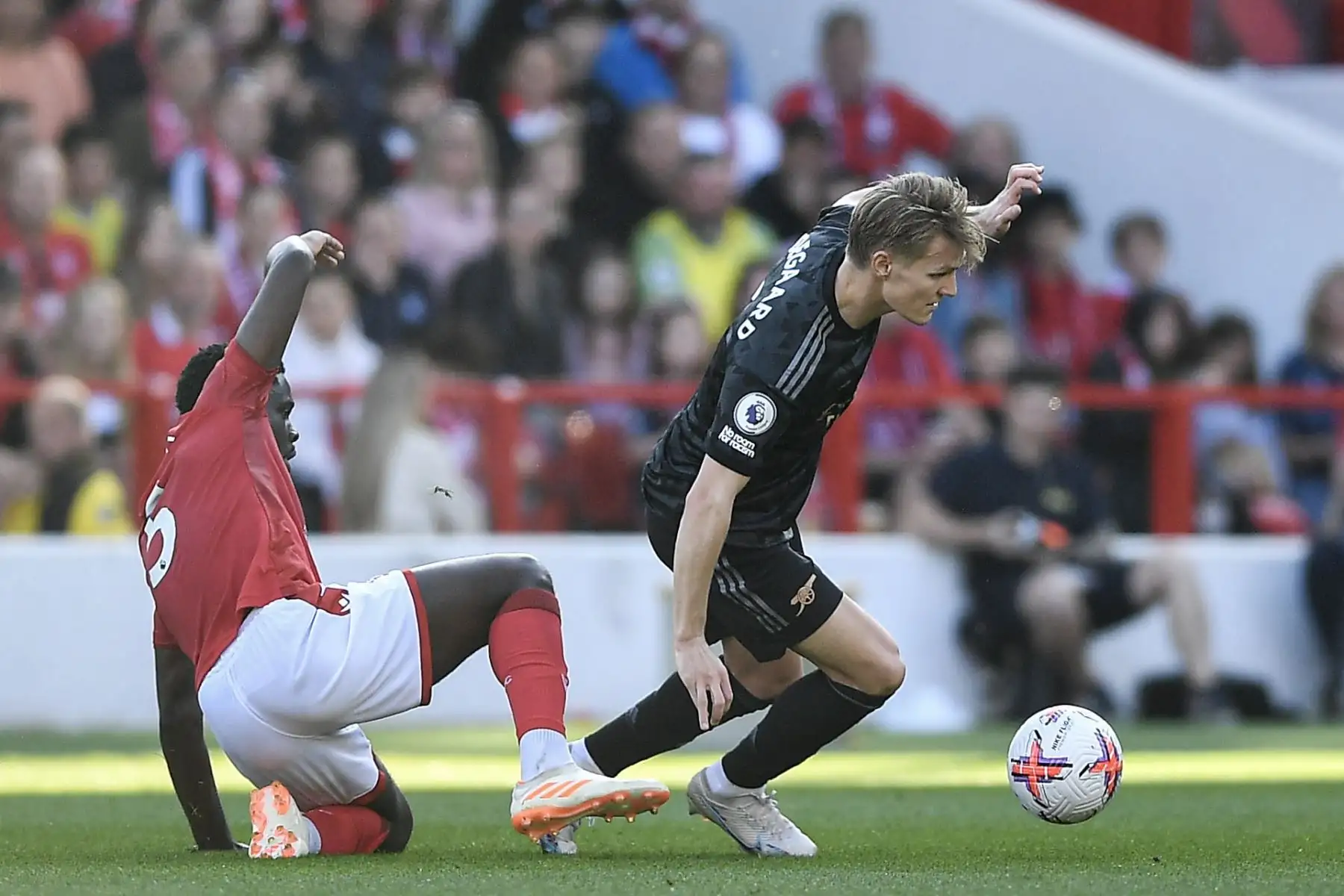 Martin Odegaard  del Arsenal batalla con Orel Mangala de Nottingham Forest durante el partido de la Premier League inglesa entre Nottingham Forest y Arsenal. Foto:ANDINA/ EFE