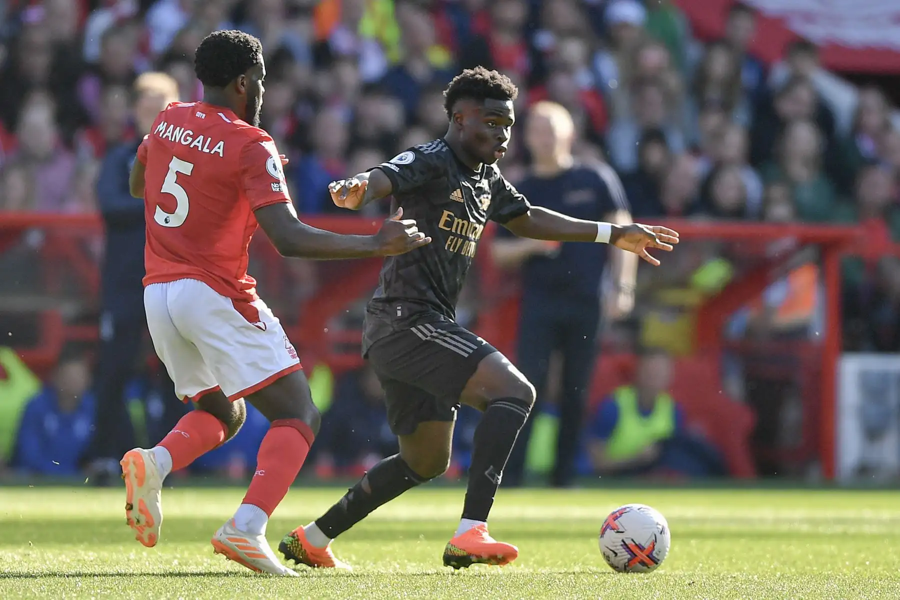 Bukayo Saka del Arsenal lucha con Orel Mangala de Nottingham Forest durante el partido de la Premier League inglesa entre Nottingham Forest y Arsenal. Foto:ANDINA/EFE