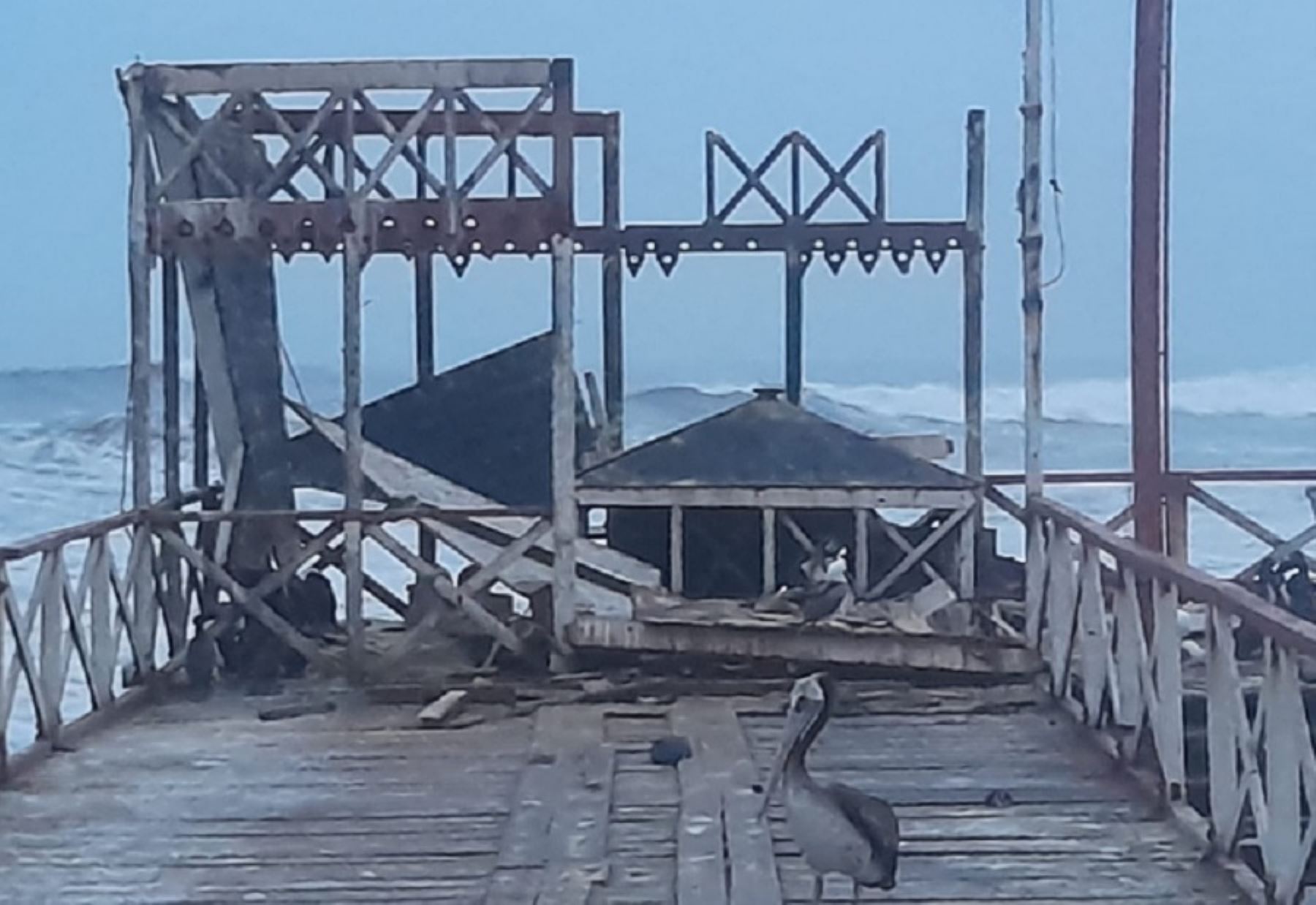 Parte del muelle artesanal turístico de la bahía de Huanchaco, ubicada en la provincia de Trujillo, región La Libertad, se desplomó esta madrugada como consecuencia de los fuertes oleajes que se registran por estos días en todo el litoral de la costa del país.