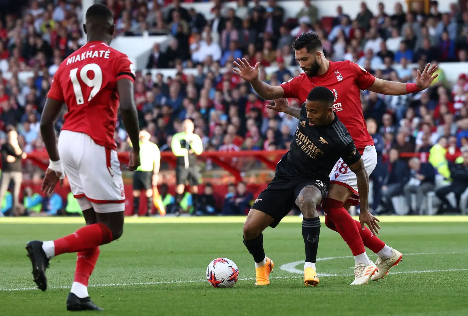 El delantero brasileño del Arsenal Gabriel Jesus esquiva el balón del defensor brasileño Felipe de Nottingham Forest durante el partido de fútbol de la Premier League inglesa entre Nottingham Forest y Arsenal. Foto:ANADINA/ AFP