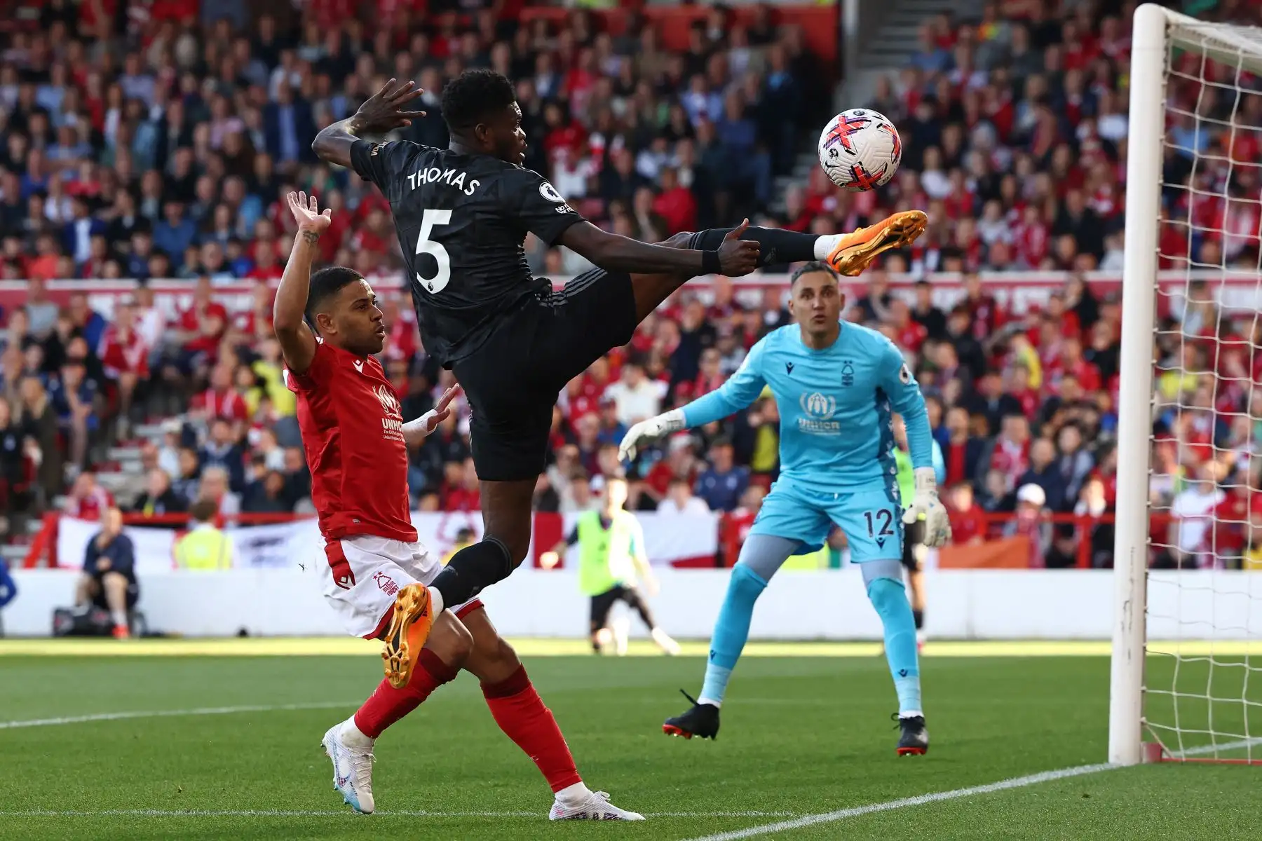El defensor brasileño de Nottingham Forest, Renan Lodi, compite con el centrocampista ghanés del Arsenal, Thomas Partey, durante el partido de fútbol de la Premier League inglesa entre Nottingham Forest y el Arsenal. Foto:ANDINA/ AFP