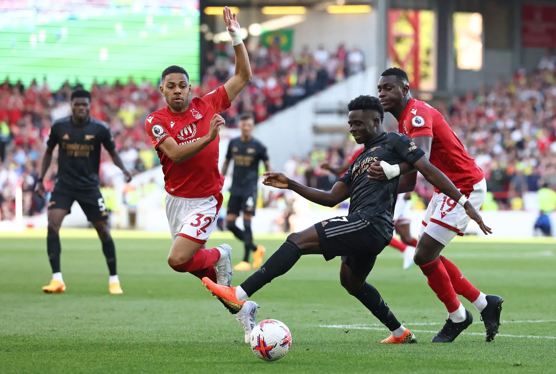 El defensor francés de Nottingham Forest, Moussa Niakhate, compite con el centrocampista inglés del Arsenal, Bukayo Saka, durante el partido de fútbol de la Premier League inglesa entre Nottingham Forest y el Arsenal. Foto:ANDINA/ AFP