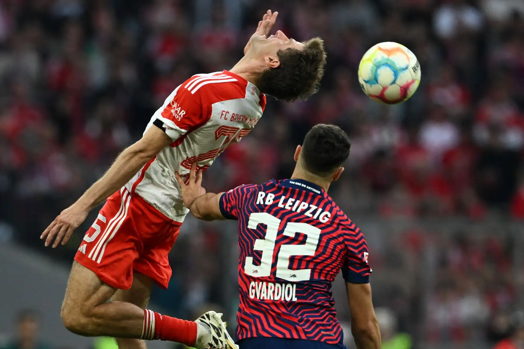 El delantero del Bayern de Múnich, Thomas Mueller, y el defensor de Leipzig, Josko Gvardiol, compiten por el balón durante el partido de fútbol de la primera división de la Bundesliga alemana entre el FC Bayern de Múnich y el RB Leipzig en Múnich, en el sur de Alemania. Foto:ANDINA/ AFP