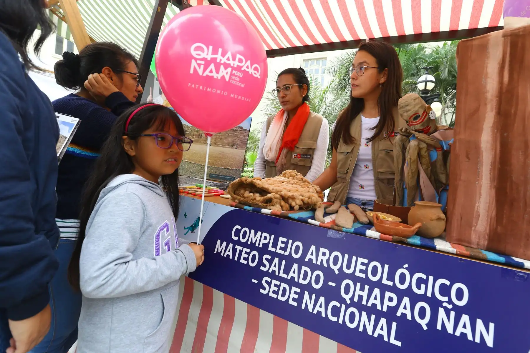 En el marco del Día Internacional de los Museos, se realiza la XXI Feria Museos a tu alcance  en la explanada del Museo Metropolitano de Lima. En la imagen, stand del Complejo Arqueológico Mateo Salado.
Foto: ANDINA/Eddy Ramos