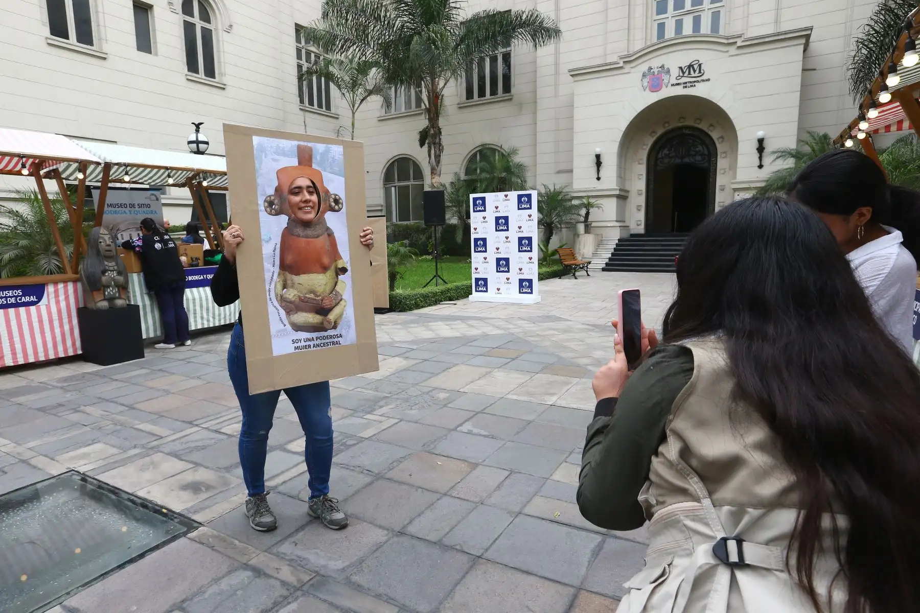 En el marco del Día Internacional de los Museos, se realiza la XXI Feria Museos a tu alcance  en la explanada del Museo Metropolitano de Lima. 
Foto: ANDINA/Eddy Ramos