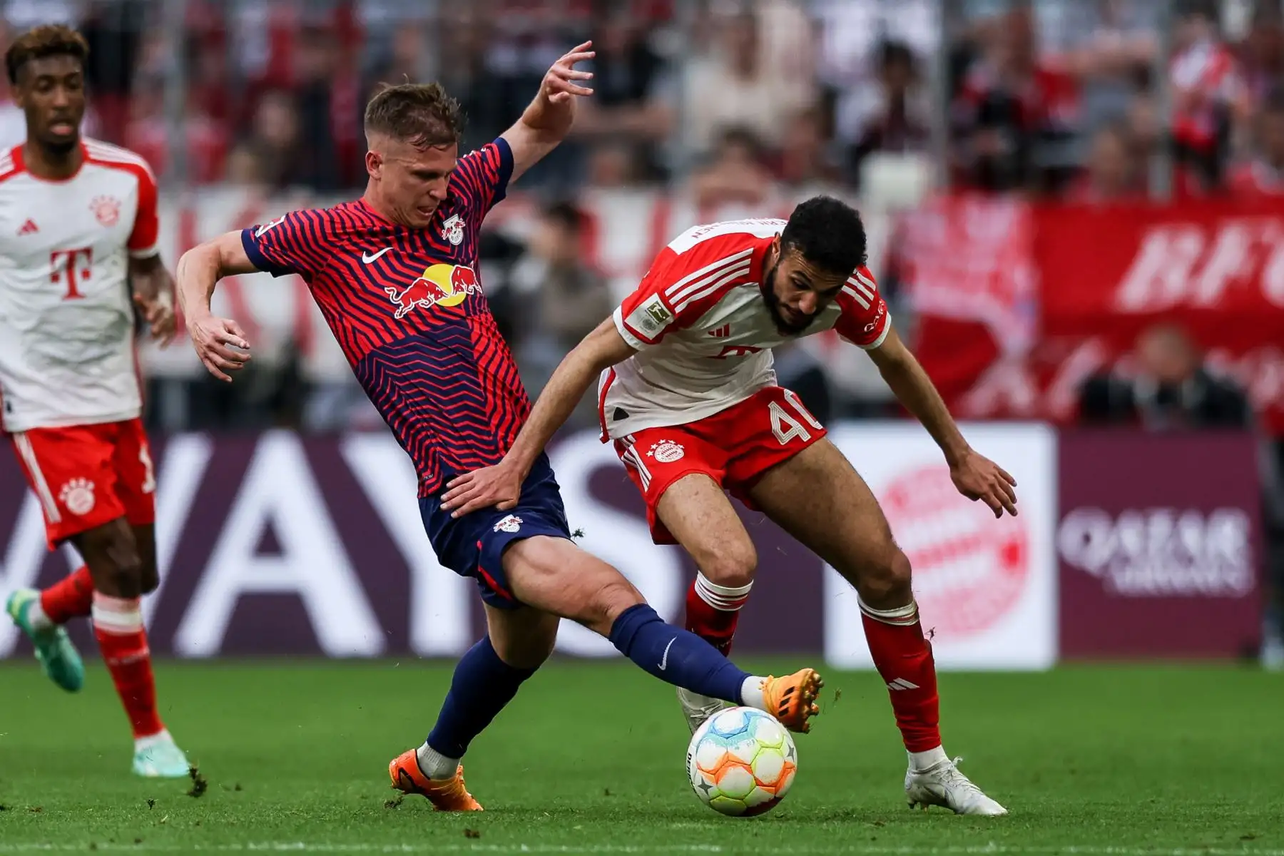 Dani Olmo  de Leipzig en acción contra Noussair Mazraoui de Munich durante el partido de fútbol de la Bundesliga alemana entre FC Bayern Munich vs RB Leipzig en Munich, Alemania, Foto:ANDINA/ EFE