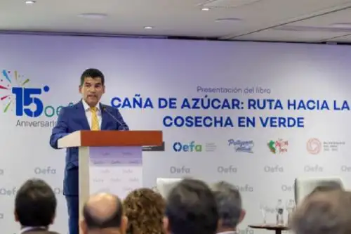 El Organismo de Evaluación y Fiscalización Ambiental (OEFA), en el marco de su 15 aniversario, presentó el libro “Caña de azúcar: ruta hacia la cosecha en verde” que muestra el trabajo realizado por el OEFA en la determinación de distancias mínimas para la quema de caña de azúcar en las localidades de La Huaca y Rinconada ubicadas en la provincia de Paita, departamento de Piura.
