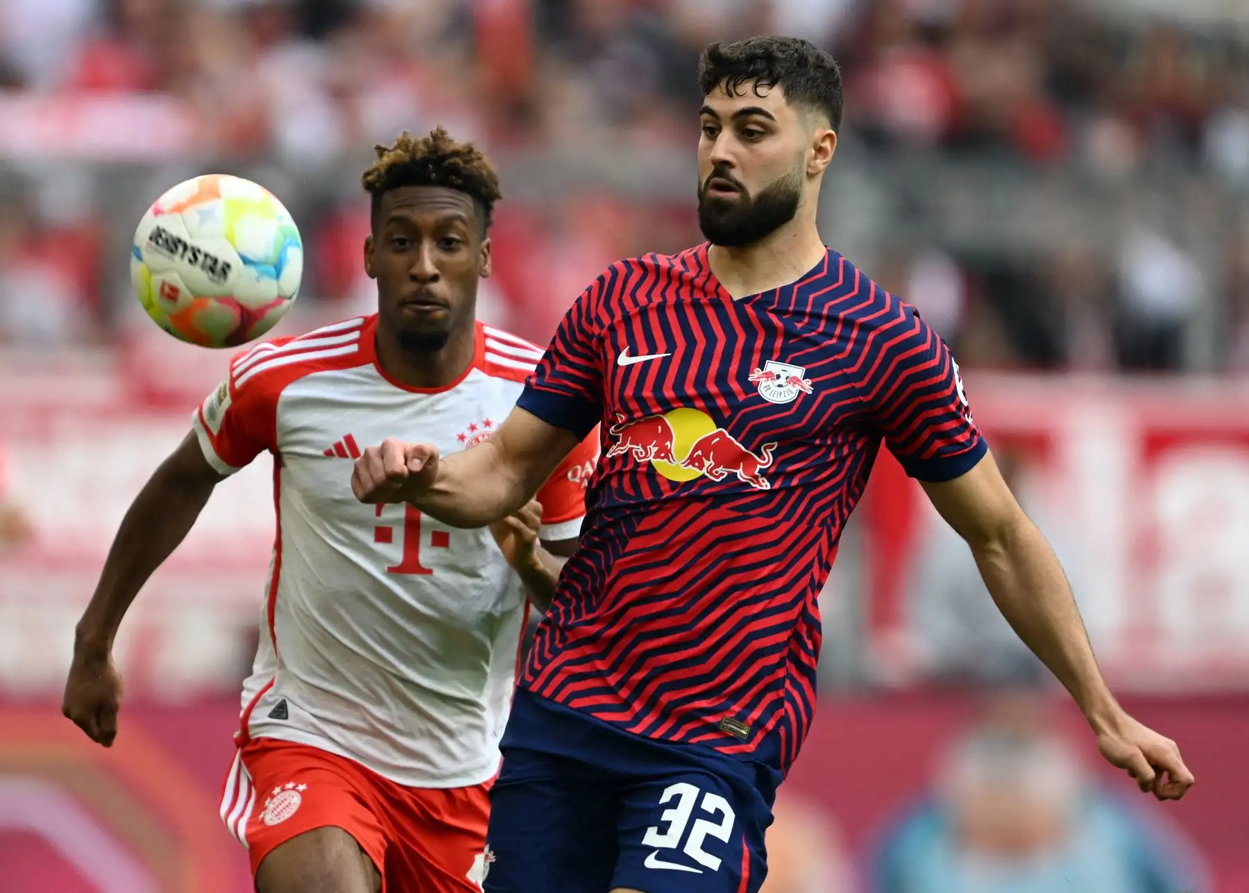 El centrocampista francés Kingsley Coman  del Bayern Munich y Josko Gvardiol de Leipzig compiten por el balón durante el partido de fútbol de la Bundesliga alemana de primera división entre el FC Bayern Munich y el RB Leipzig en Munich, al sur de Alemania. Foto:ANDINA/ AFP