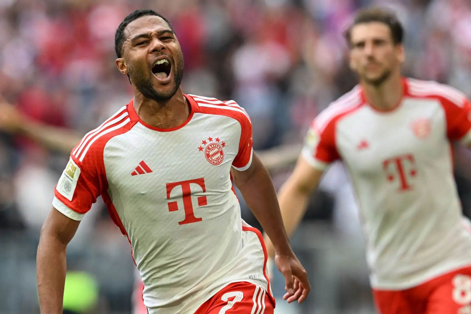El centrocampista alemán del Bayern de Múnich, Serge Gnabry, celebra marcar el gol de apertura con sus compañeros de equipo durante el partido de fútbol de la primera división de la Bundesliga alemana entre el FC Bayern de Múnich y el RB Leipzig en Múnich, en el sur de Alemania. Foto:ANDINA/AFP