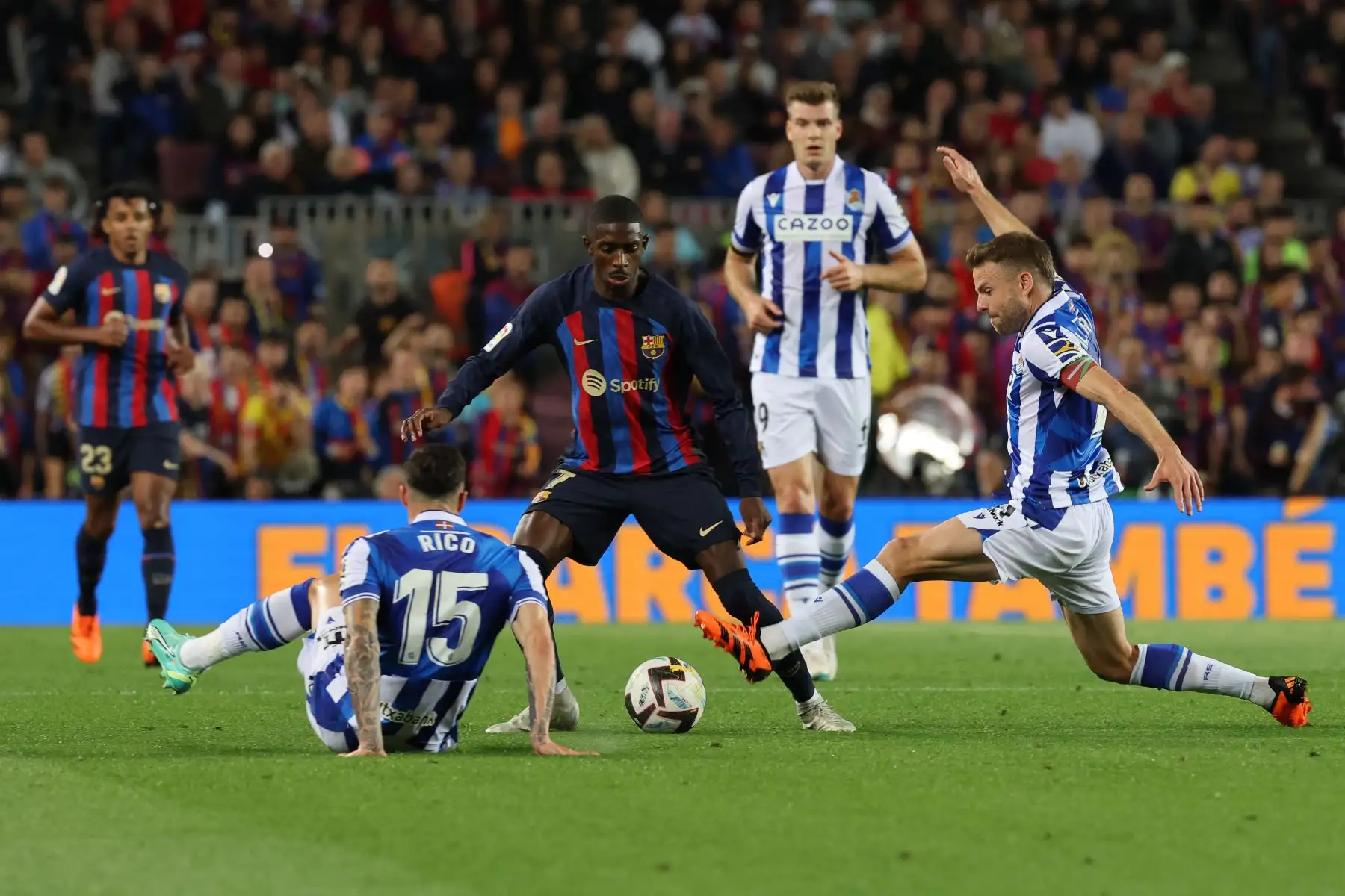 El delantero francés del Barcelona Ousmane Dembele (C) lucha por el balón con el defensor español de la Real Sociedad Diego Rico (L) y el centrocampista español de la Real Sociedad Asier Illarramendi durante el partido de fútbol de la liga española entre el FC Barcelona y la Real Sociedad en el estadio Camp Nou de Barcelona el mayo 20, 2023.

Foto: AFP