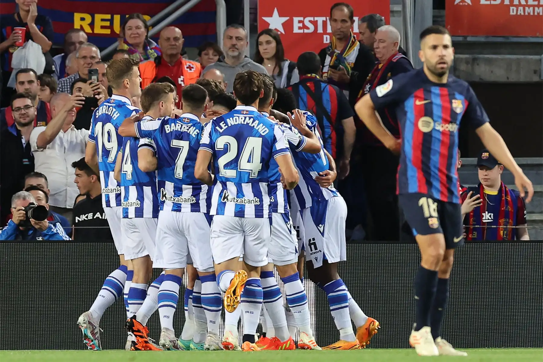 El mediocampista español de la Real Sociedad Mikel Merino (C) celebra con sus compañeros después de marcar el primer gol de su equipo durante el partido de fútbol de la liga española entre el FC Barcelona y la Real Sociedad en el estadio Camp Nou de Barcelona el 20 de mayo de 2023.
Foto: AFP