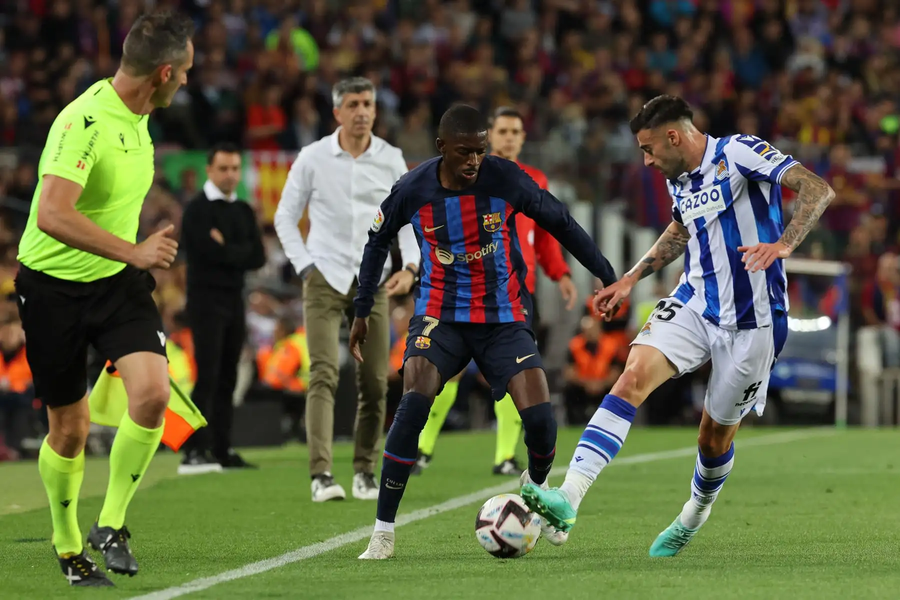 El delantero francés del Barcelona, ​​Ousmane Dembele (C), lucha por el balón con el defensa español de la Real Sociedad, Diego Rico, durante el partido de fútbol de la liga española entre el FC Barcelona y la Real Sociedad en el estadio Camp Nou de Barcelona el 20 de mayo de 2023.
Foto: AFP