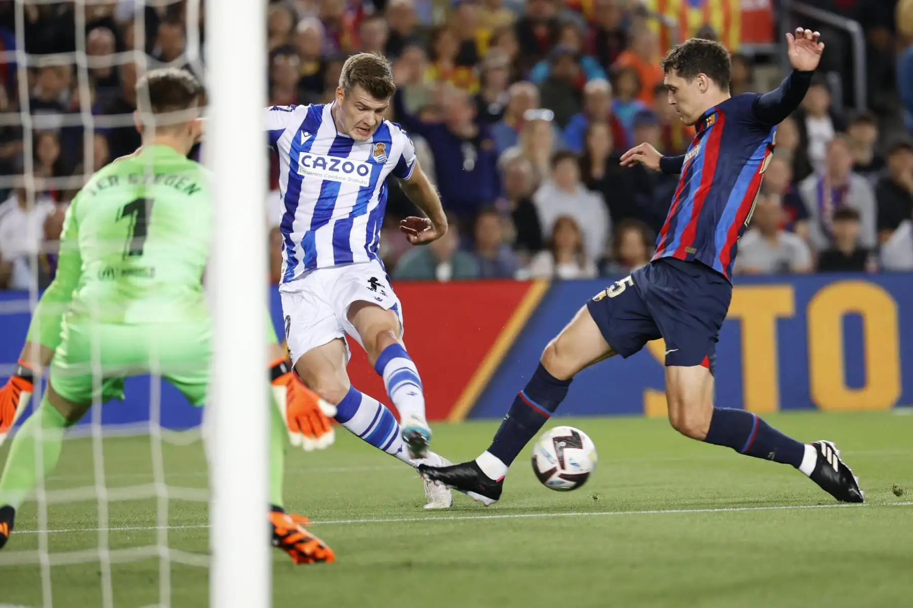 El delantero noruego de la Real Sociedad Alexander Sörloth (c) disputa una posesión ante el defensa danés del FC Barcelona Andreas Christensen (d) y su compañero el guardameta alemán Marc-André ter Stegen (i) durante el partido correspondiente a la jornada 35 de LaLiga Santander que enfrenta a ambos equipos este sábado en el Spotify Camp Nou (Barcelona).
Foto: EFE