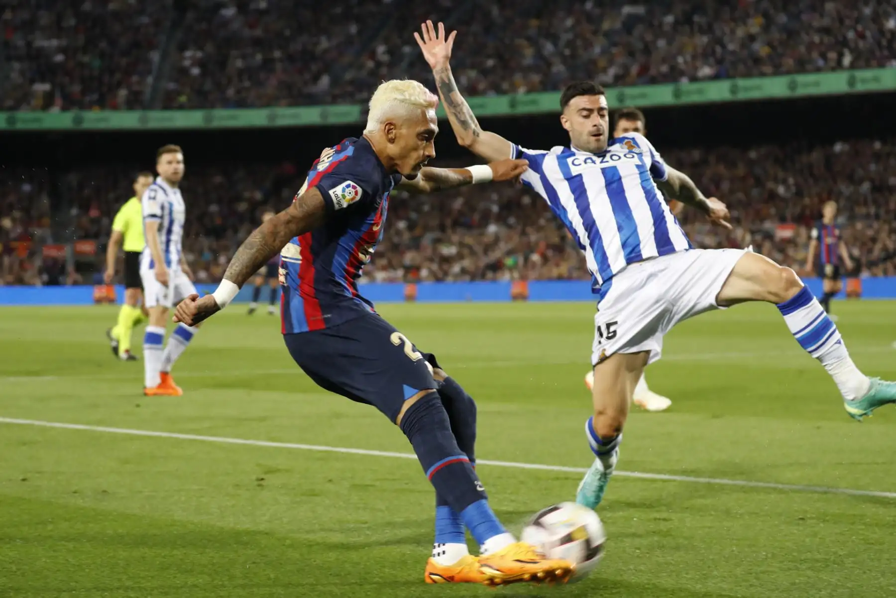 El delantero brasileño del FC Barcelona Raphinha (i) disputa una posesión ante Diego Rico (d), defensa de la Real Sociedad durante el partido correspondiente a la jornada 35 de LaLiga Santander que enfrenta a ambos equipos este sábado en el Spotify Camp Nou (Barcelona).
Foto: EFE