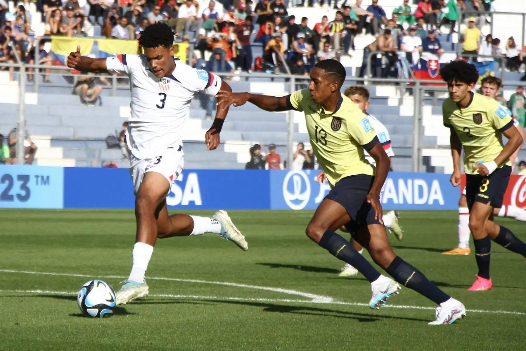 Caleb Wiley (i) de Estados Unidos disputan un balón con Daniel de la Cruz de Ecuador hoy, en un partido del grupo B de la Copa Mundial de Fútbol sub-20 entre Estados Unidos y Ecuador en el estadio Bicentenario en San Juan (Argentina). Foto: EFE
