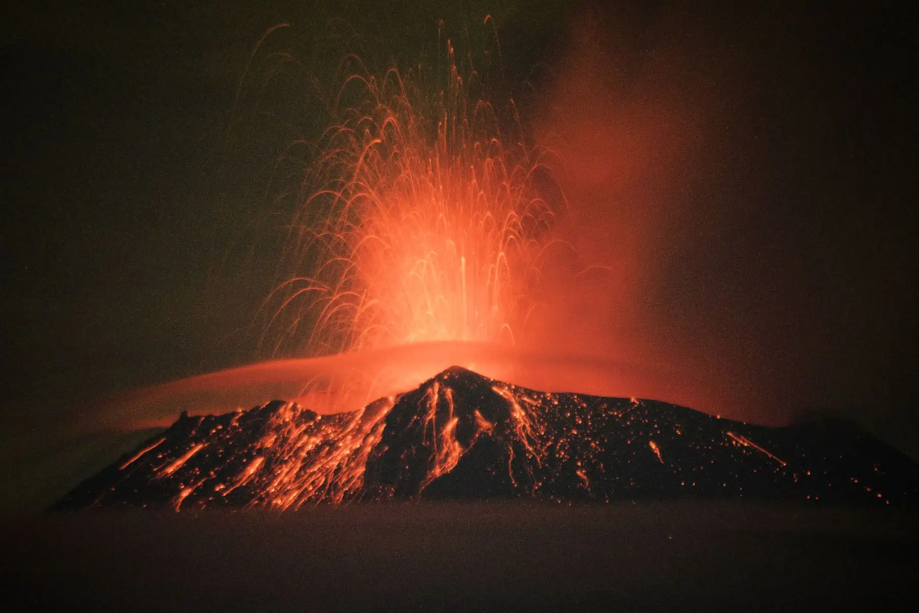 Ceniza sobre el parabrisas de un vehículo debido una serie de explosiones registradas por el volcán Popocatépetl, hoy, en el municipio de Atilxco en Puebla (México). Los Aeropuertos Internacionales de la Ciudad de México (AICM) y Felipe Ángeles (AIFA) suspendieron sus operaciones por casi seis horas este sábado ante la presencia de ceniza del volcán Popocatépetl, que obligaron a realizar trabajos de limpieza en pistas.
Foto: AFP