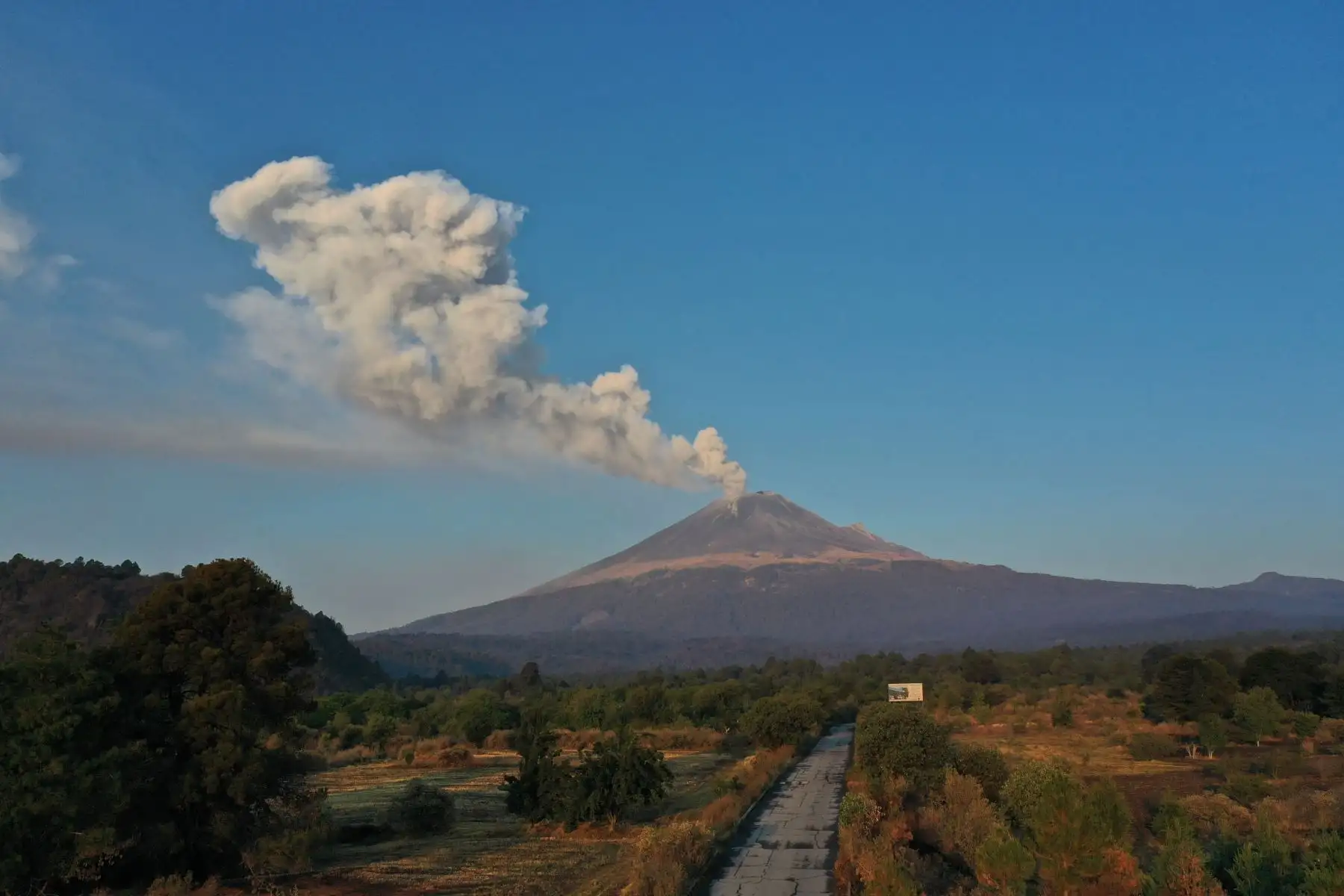 El volcán Popocatepetl arroja ceniza y humo visto desde Puebal, estado de Puebla, México, el 18 de mayo de 2023. El volcán Popocatepetl, ubicado a unos 55 km de la Ciudad de México, ha registrado numerosas exhalaciones de baja intensidad en los últimos días.
Foto: AFP