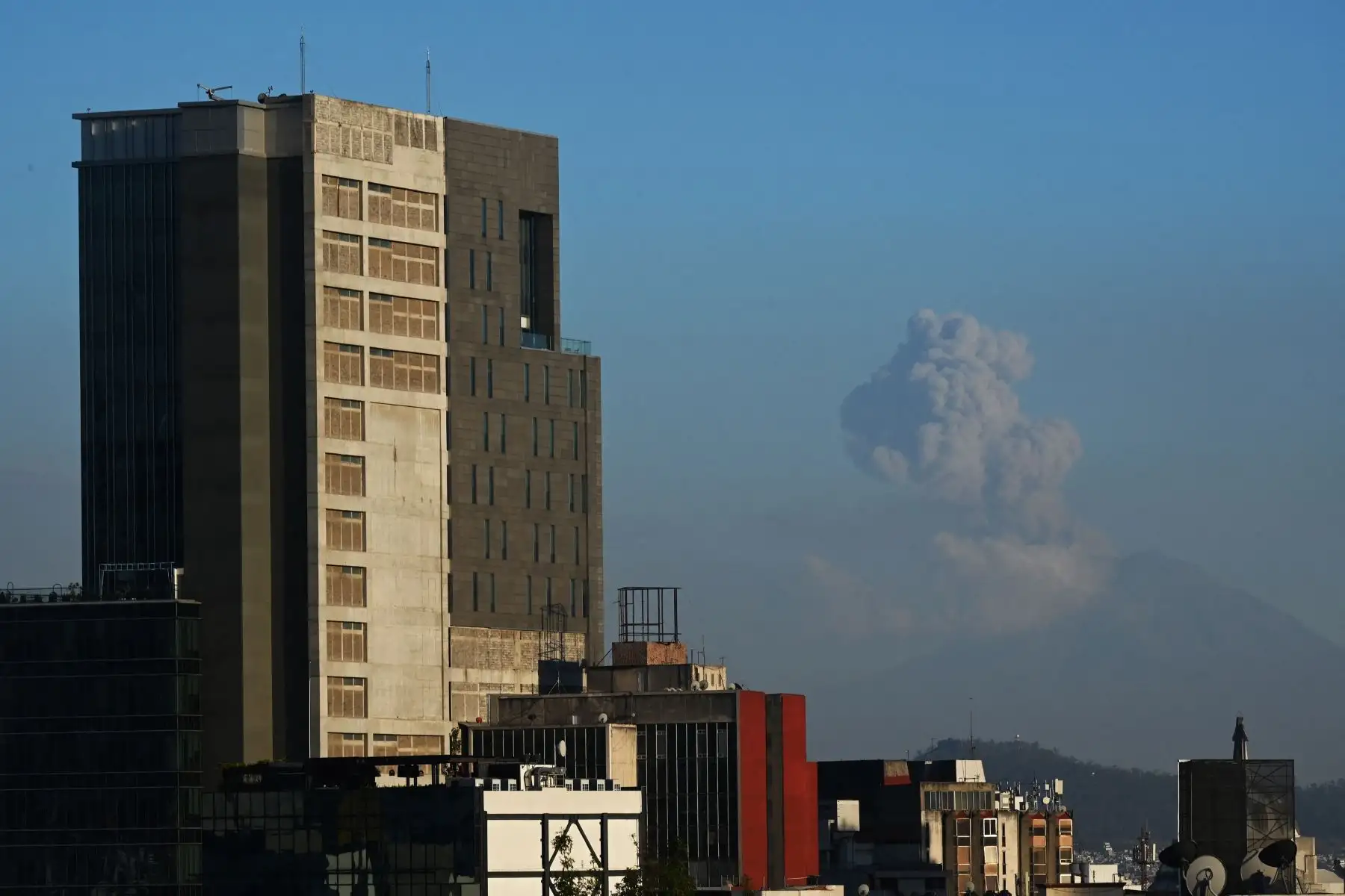 El volcán Popocatépetl arroja ceniza y humo visto desde la Ciudad de México, el 1 de febrero de 2023. El volcán Popocatépetl, ubicado a unos 55 km de la Ciudad de México, ha registrado numerosas exhalaciones de baja intensidad en los últimos días.
Foto: AFP