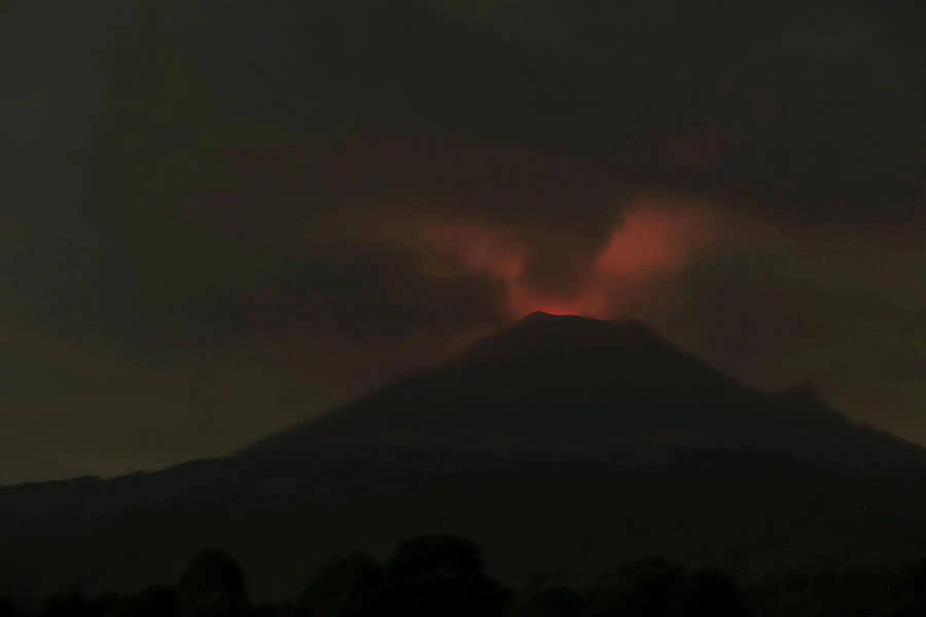 Fotografía donde se observa una explosión en el volcán Popocatépetl, el 19 de mayo de 2023, desde el poblado de Paso de Cortés, en Puebla (México). Los Aeropuertos Internacionales de la Ciudad de México (AICM) y Felipe Ángeles (AIFA) suspendieron sus operaciones por casi seis horas este sábado ante la presencia de ceniza del volcán Popocatépetl, que obligaron a realizar trabajos de limpieza en pistas.
Foto: EFE