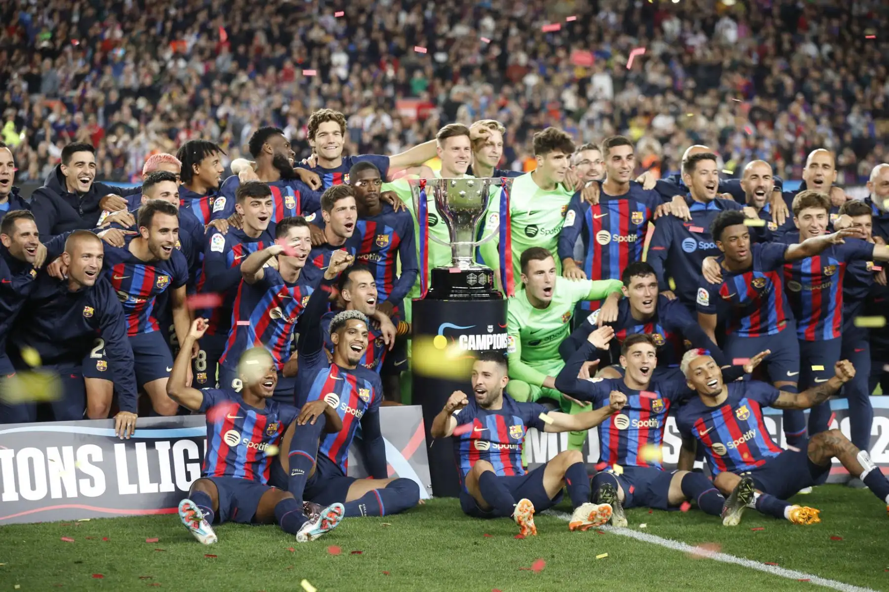Los jugadores del FC Barcelona levantan la copa de campeones de LaLiga Santander 22-23 al término del partido correspondiente a la jornada 35 de LaLiga Santander este sábado en el Spotify Camp Nou (Barcelona).
Foto: EFE