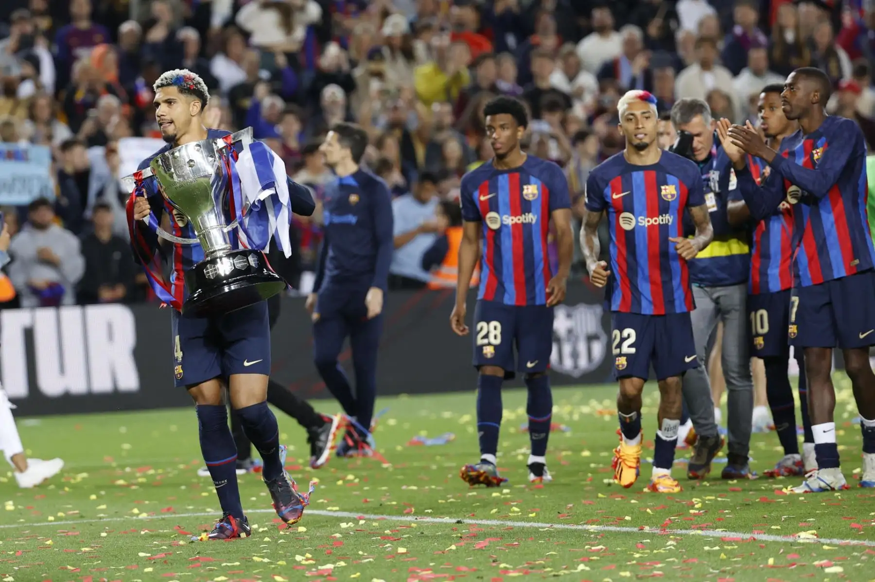 Los jugadores del FC Barcelona celebran su victoria como campeones de LaLiga Santander 22-23 al términ
o del partido correspondiente a la jornada 35 de LaLiga Santander este sábado en el Spotify Camp Nou (BarcelonaFoto: EFE
