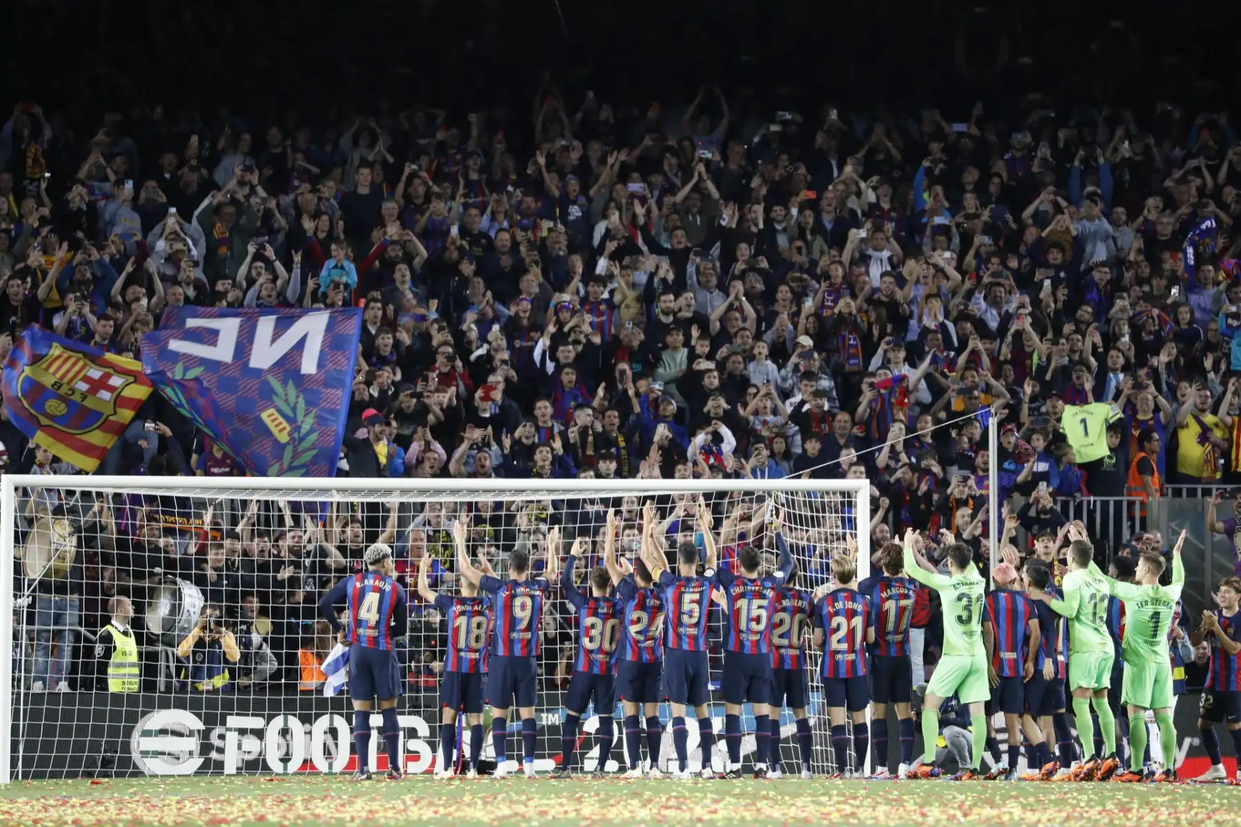 Los jugadores del FC Barcelona celebran con la afición su victoria como campeones de LaLiga Santander 22-23 al término del partido correspondiente a la jorn
ada 35 de LaLiga Santander este sábado en el Spotify Camp Nou (Barcelona).Foto: EFE