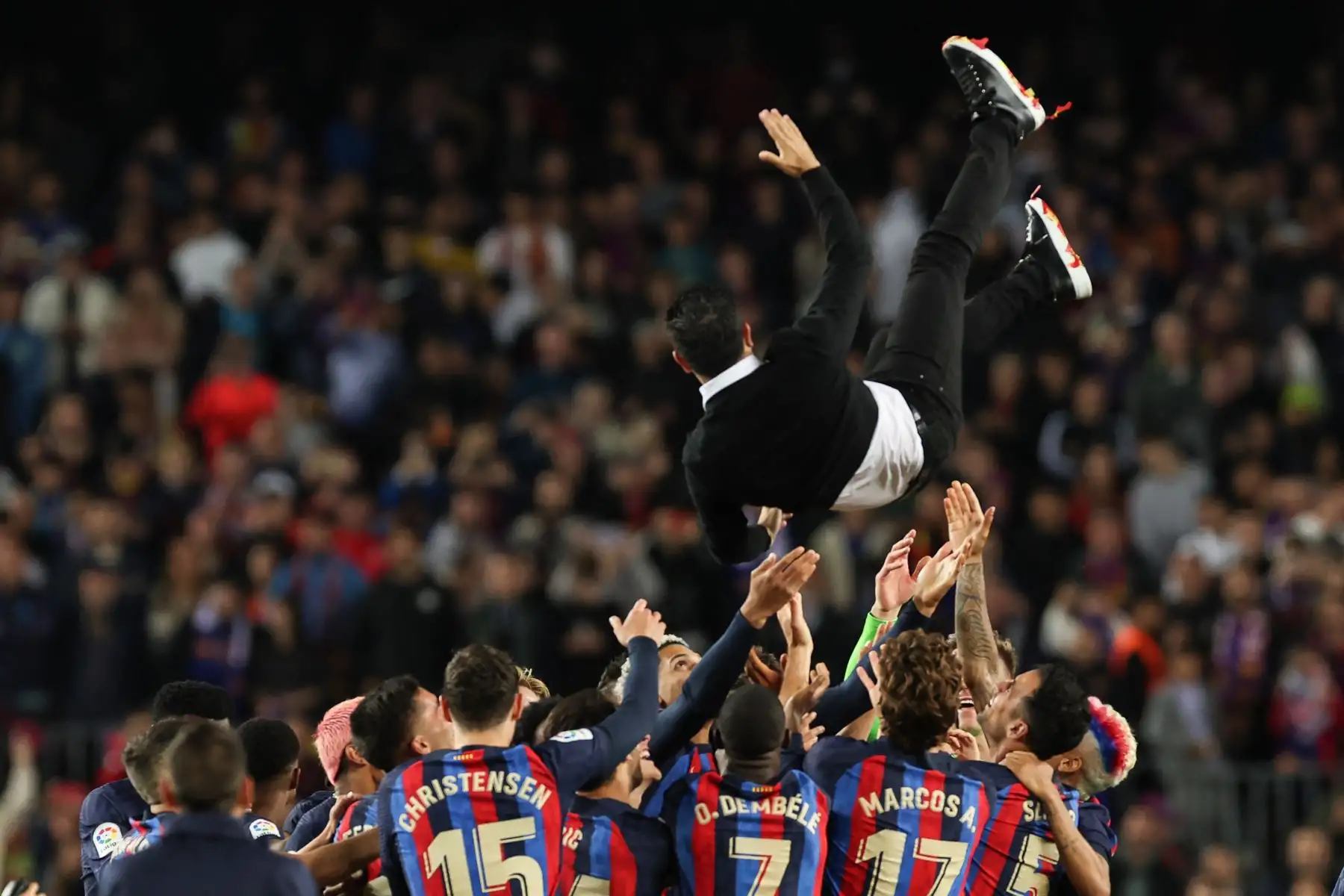 Los jugadores de Barcelona lanzan al entrenador español de Barcelona Xavi (Top) en el aire mientras celebran después del partido de fútbol de la liga española entre el FC Barcelona y la Real Sociedad en el estadio Camp Nou de Barcelona el 20 de mayo de 2023. El nuevo campeón de la Liga Barcelona cayó a un Derrota por 2-1 ante la Real Sociedad antes de recibir su trofeo en el estadio Camp Nou, ya que los visitantes vascos defendieron su posición en el cuarto puesto.

Foto: AFP