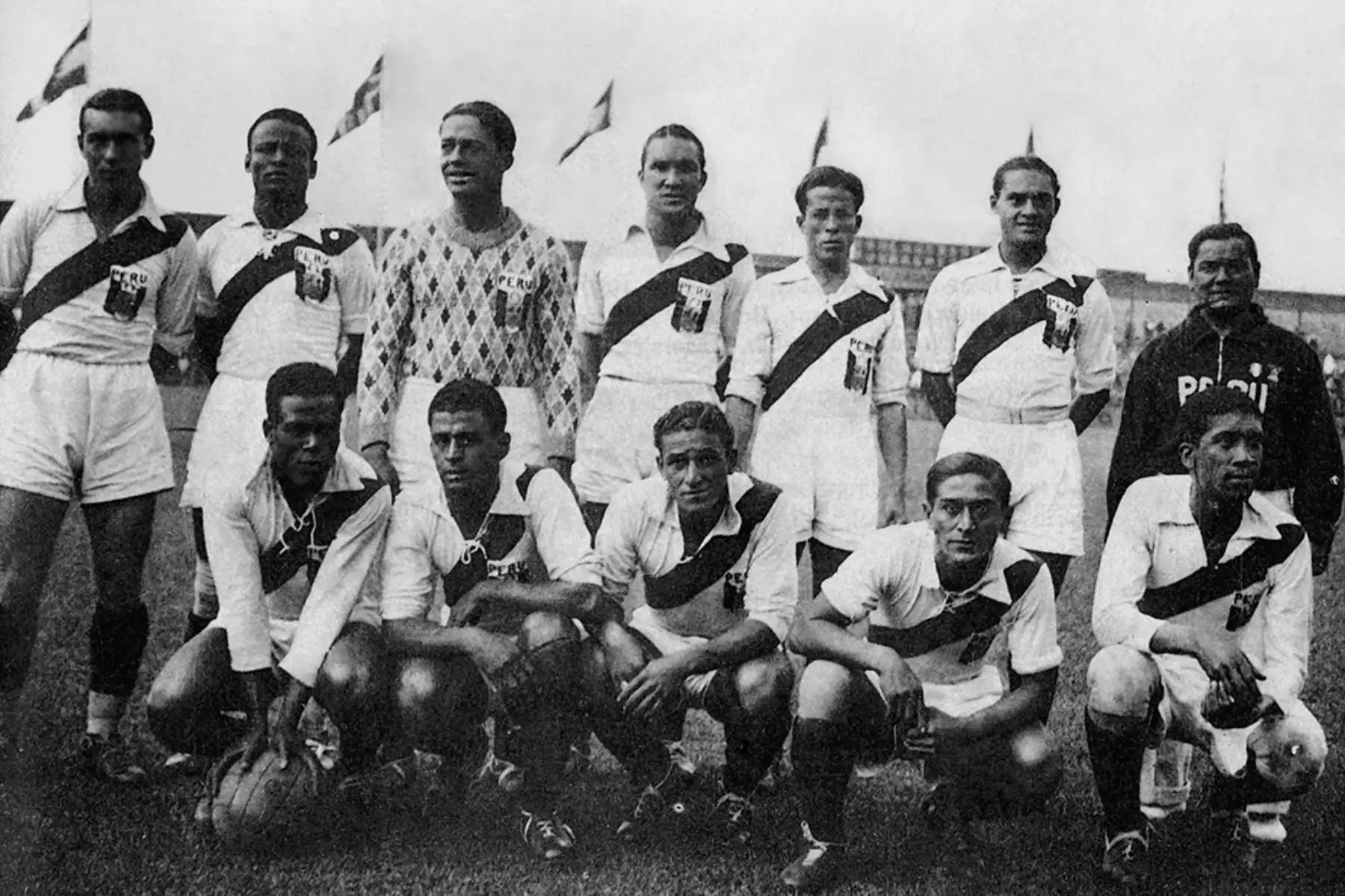 1936 / Selección Peruana de Fútbol que participó en los Juegos Olímpicos de Berlín. Figuran: Orestes Jordán, José María Lavalle,  Juan Valdivieso,  Arturo  Fernández, Segundo "Titina" Castillo, Carlos Tovar y Juanito Delgado; Adelfo Magallanes, Jorge "Campolo" Alcalde, Teodoro "Lolo" Fernández, Ernesto Morales  y Alejandro Villanueva. 
Foto: ANDINA/archivo