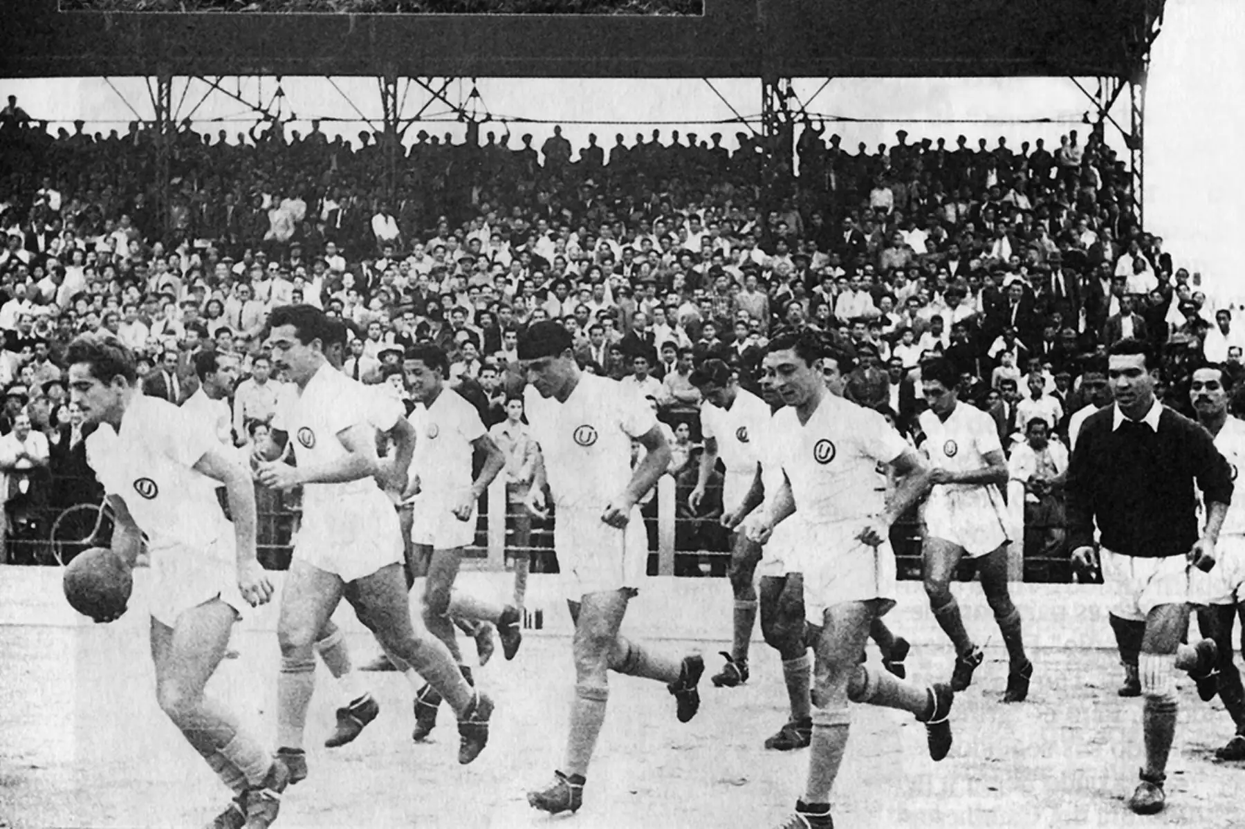 1950 / Alberto "Toto" Terry y Teodoro "Lolo" Fernández  comandando la salida de Universitario de Deportes. Foto: Libro "Lolo, ídolo eterno"