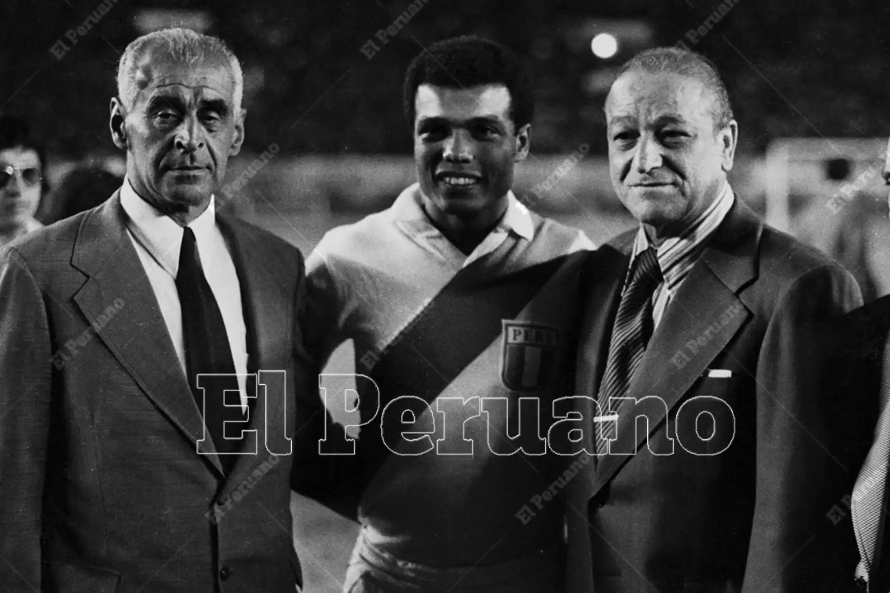 12 noviembre 1975 / Jorge "Campolo" Alcalde, Teófilo Cubillas y Teodoro "Lolo" Fernández, ídolos de Sport Boys, Alianza Lima y Universitario, respectivamente, en una ceremonia de homenaje a los campeones sudamericanos en el Estadio Nacional. Foto: Archivo Histórico de El Peruano