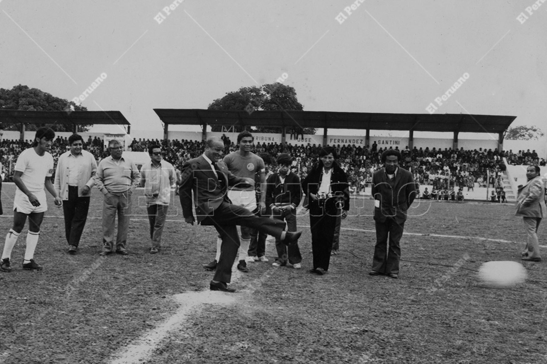 Cañete - 25 agosto 1974 / Lolo Fernández dando el play de honor antes del encuentro entre el  Walter Ormeño y Juan Aurich de Chiclayo. Foto: Archivo Histórico de El Peruano