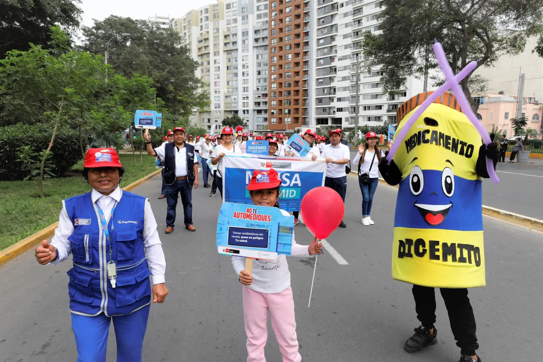 Con la participación de las autoridades del Instituto Nacional de Salud, se realizó desde el Campo de Marte de Jesús María el gran corso por la salud, iniciativa que busca sensibilizar a la población, sobre la importancia de cuidar la salud y evitar que las personas, puedan desarrollar enfermedades que pueden evitarse con un diagnóstico oportuno.
Foto: ANDINA/Difusión