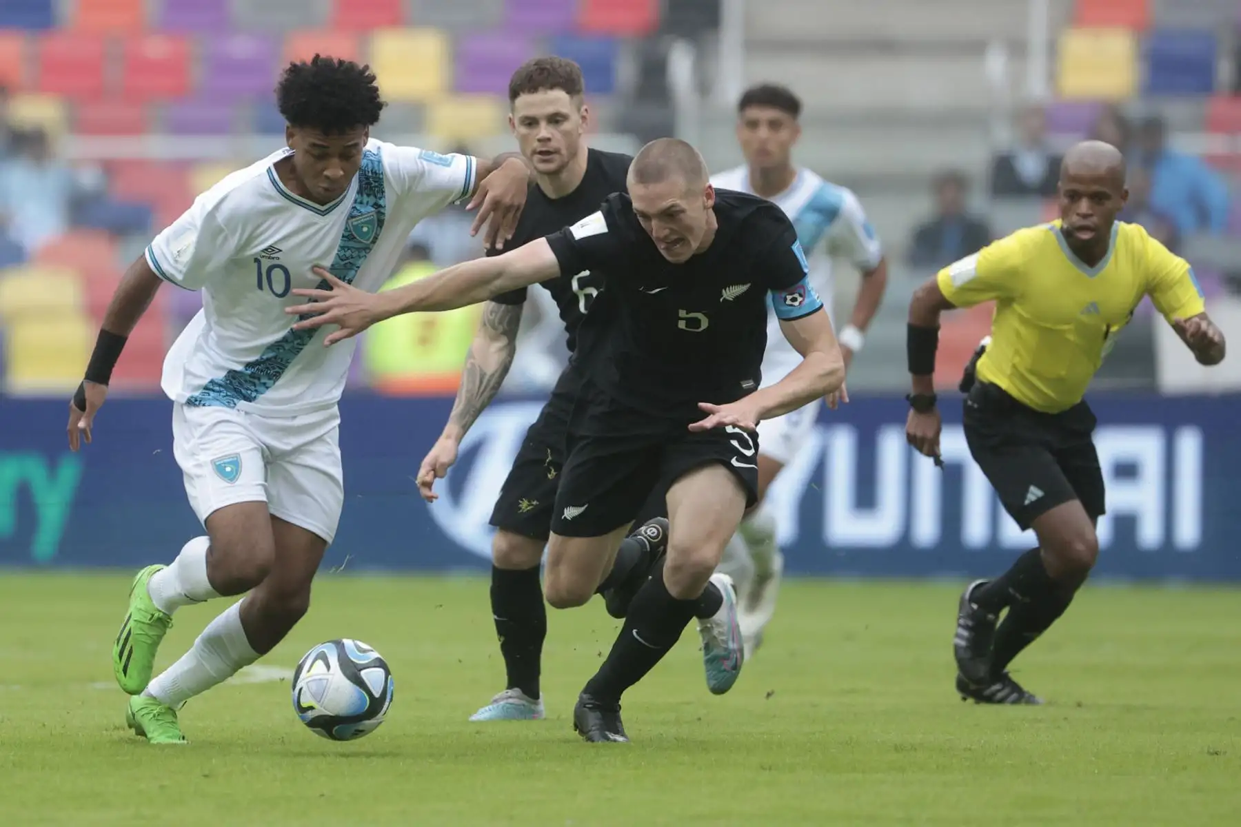 Arquimidez Zacarías (i) de Guatemala disputa un balón con Adam Supyk de Nueva Zelanda hoy, en un partido del grupo A de la Copa Mundial de Fútbol sub-20 entre Guatemala y Nueva Zelanda en el estadio Único de Ciudades en Santiago del Estero (Argentina).

Foto: EFE