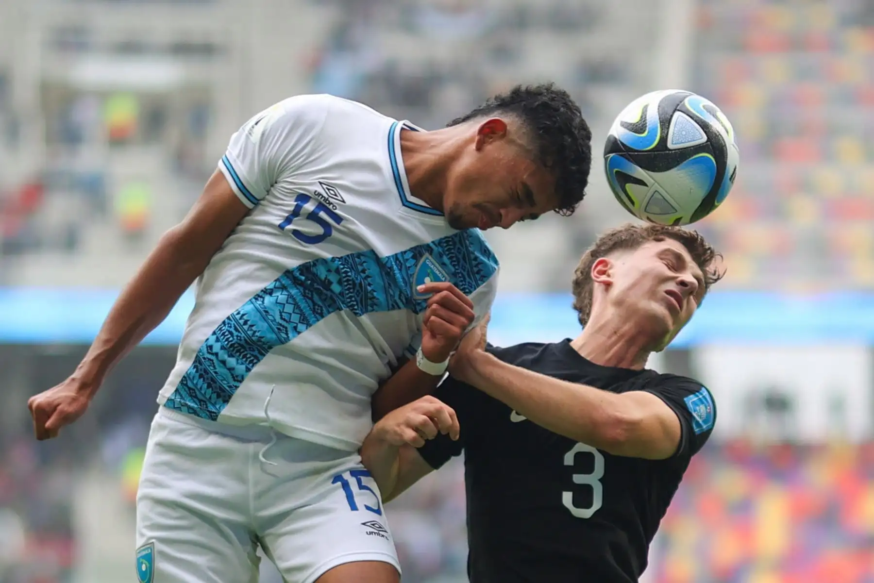 Andy Domínguez (i) de Guatemala disputa un balón con Adam Supyk de Nueva Zelanda hoy, en un partido del grupo A de la Copa Mundial de Fútbol sub-20 entre Guatemala y Nueva Zelanda en el estadio Único de Ciudades en Santiago del Estero (Argentina)
Foto: EFE