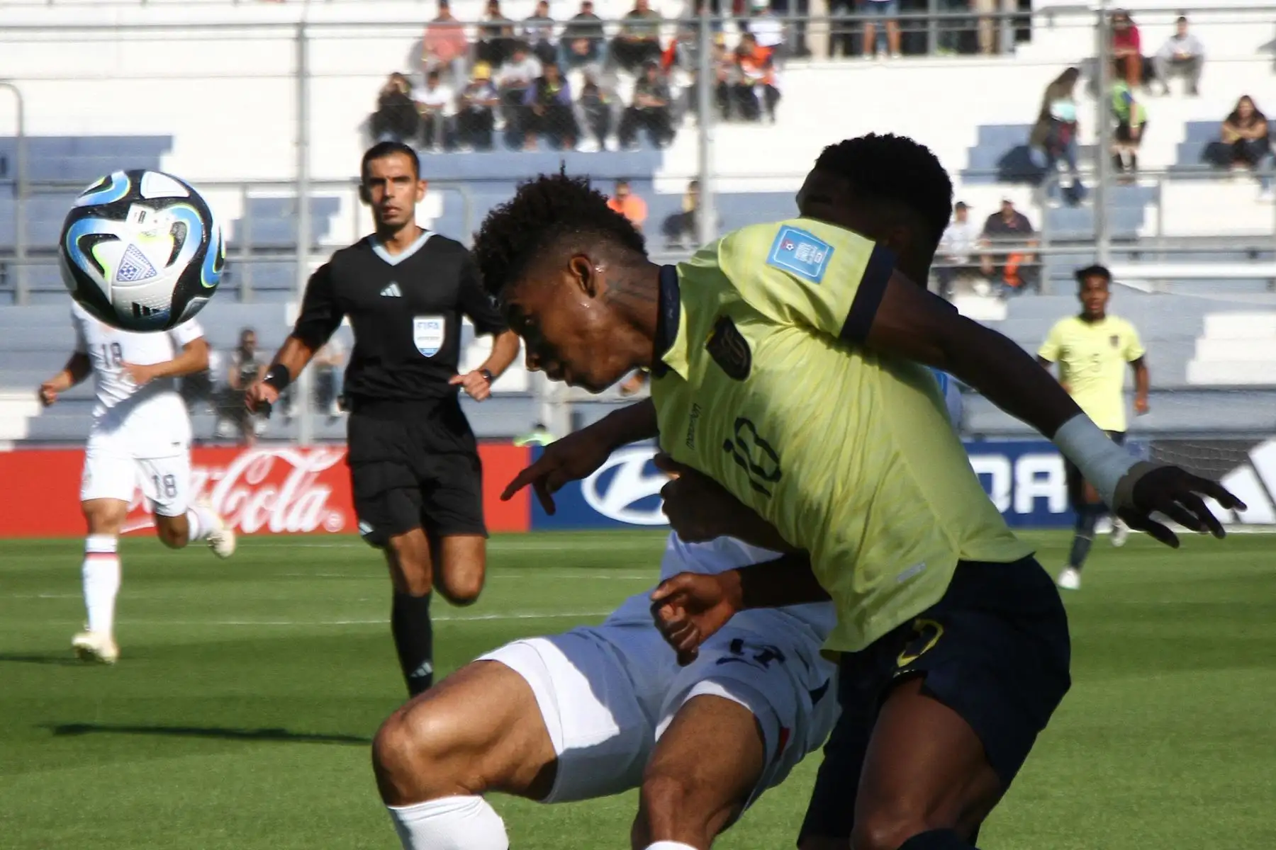 Justin Che (atrás) de Estados Unidos disputa un balón con Nilson Angulo de Ecuador hoy, en un partido del grupo B de la Copa Mundial de Fútbol sub-20 entre Estados Unidos y Ecuador en el estadio Bicentenario en San Juan (Argentina)
Foto: EFE