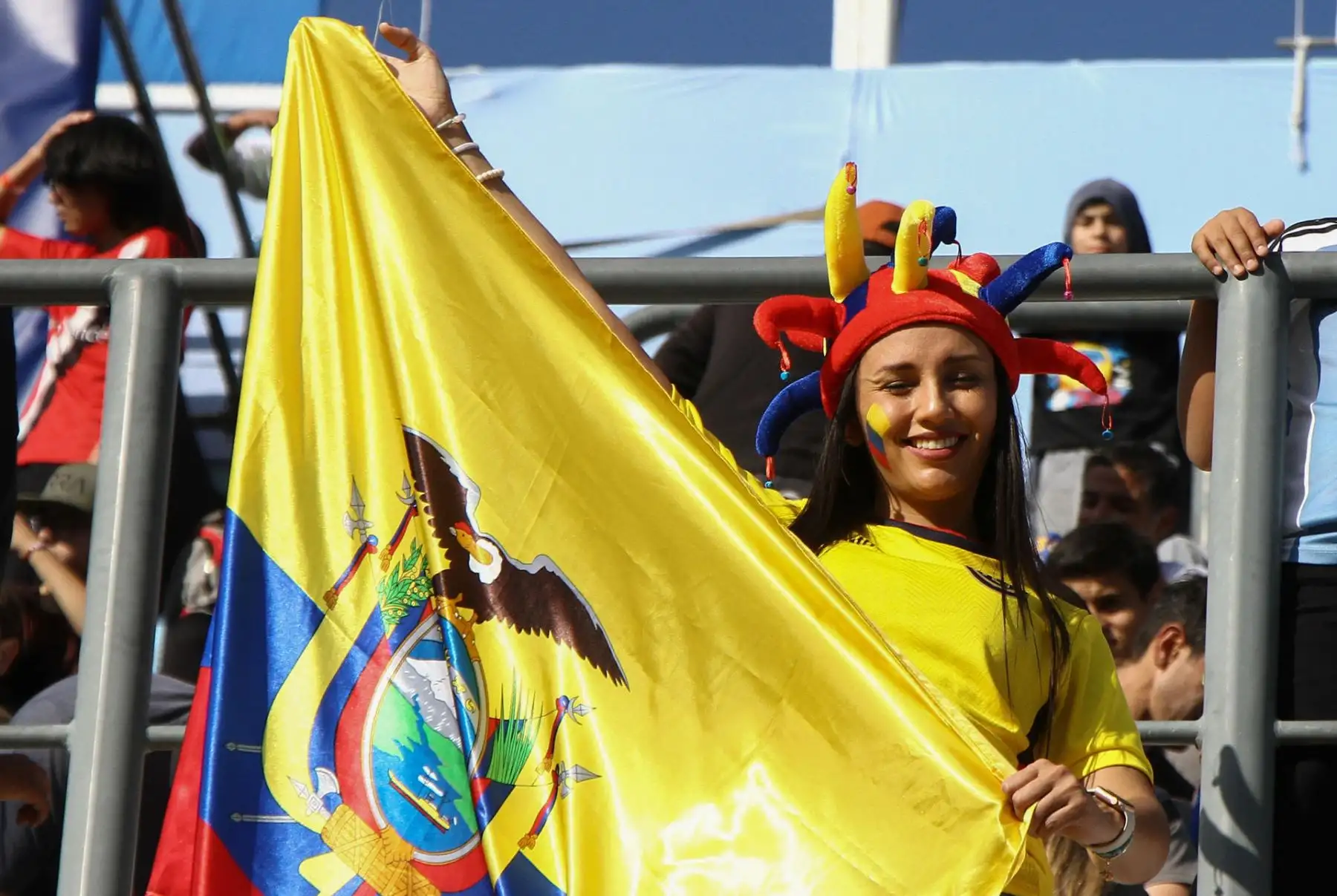 Una aficionada de Ecuador posa hoy, en un partido del grupo B de la Copa Mundial de Fútbol sub-20 entre Estados Unidos y Ecuador en el estadio Bicentenario en San Juan (Argentina). 
Foto: EFE