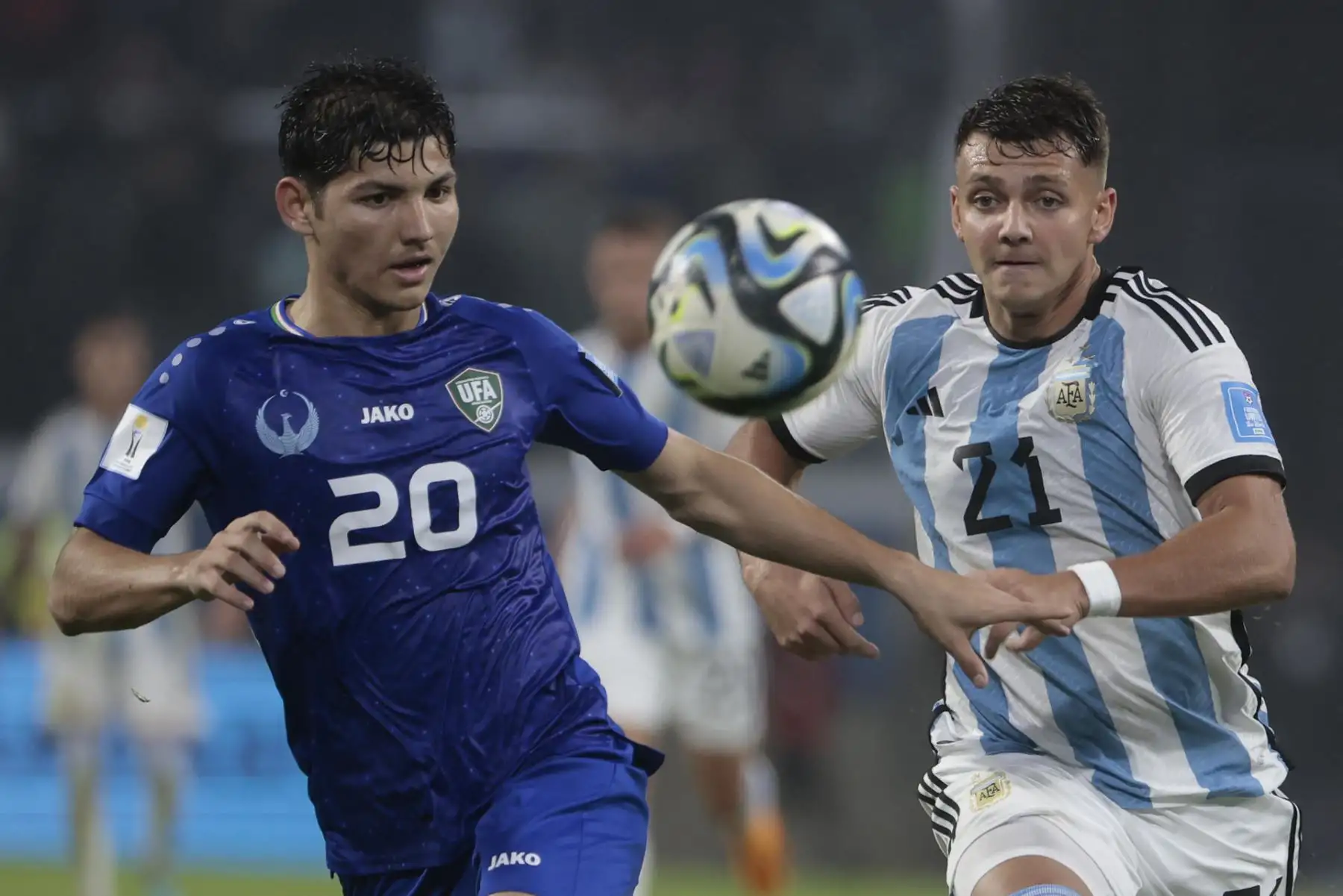 Ignacio Maestro (d) de Argentina disputa un balón con Makhmudjon Makhamadjonov de Uzbekistán hoy, en un partido del grupo A de la Copa Mundial de Fútbol sub-20 entre Argentina y Uzbekistán en el estadio Único de Ciudades en Santiago del Estero (Argentina).
Foto: EFE