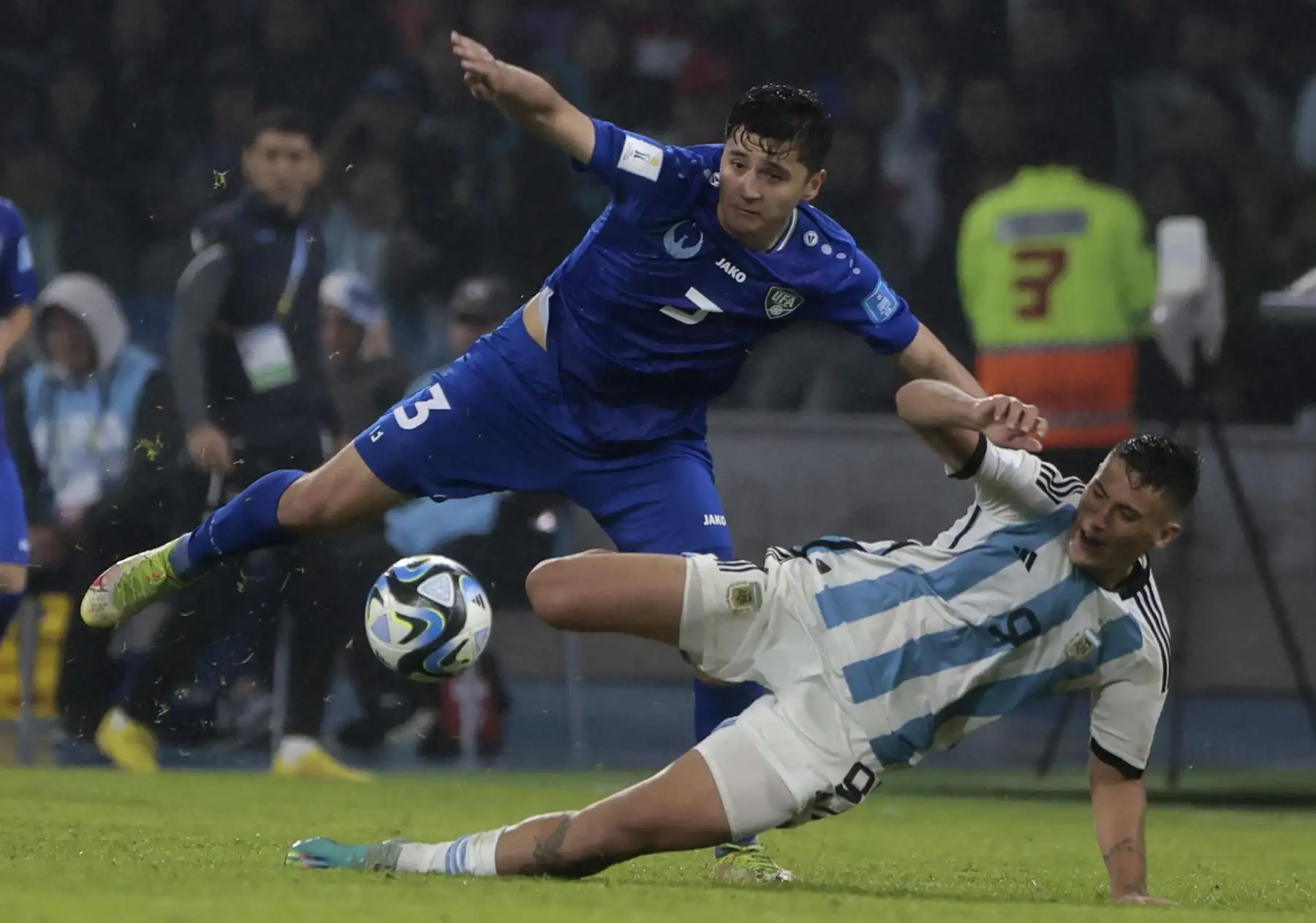 Alejo Veliz (d) de Argentina disputa un balón con Abdukodir Khusanov de Uzbekistán hoy, en un partido del grupo A de la Copa Mundial de Fútbol sub-20 entre Argentina y Uzbekistán en el estadio Único de Ciudades en Santiago del Estero (Argentina). 
Foto: EFE