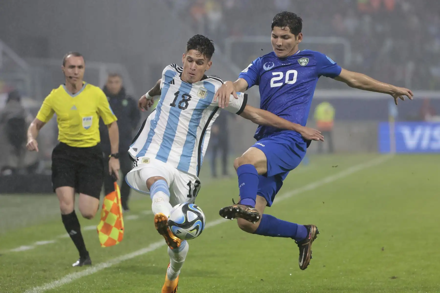 Brian Aguirre (i) de Argentina disputa un balón con Makhmudjon Makhamadjonov de Uzbekistán hoy, en un partido del grupo A de la Copa Mundial de Fútbol sub-20 entre Argentina y Uzbekistán en el estadio Único de Ciudades en Santiago del Estero (Argentina).
Foto: EFE