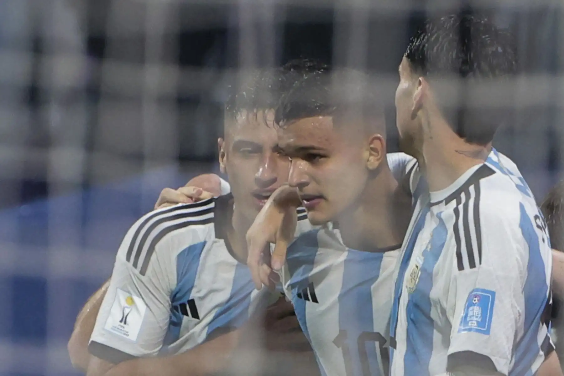 Valentín Carboni (c) de Argentina celebra un gol hoy, en un partido del grupo A de la Copa Mundial de Fútbol sub-20 entre Argentina y Uzbekistán en el estadio Único de Ciudades en Santiago del Estero (Argentina).
Foto: EFE