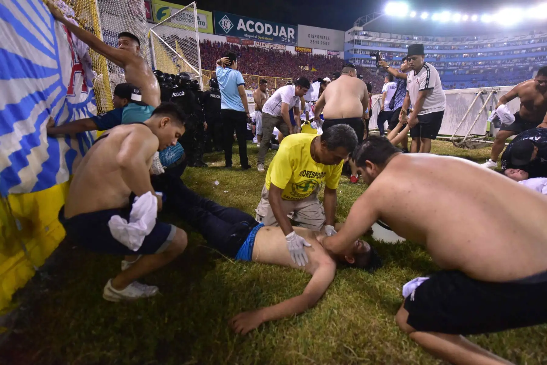 Fanáticos auxiliaron a personas durante una estampida en el Estadio Cuscatláán previo a un partido de la Liga Mayor, hoy en San Salvador (El Salvador). "El número de desaparecidos tras la estampida en el Estadio Cuscatlán ascendiendo a 9". Foto: ANDINA/EFE