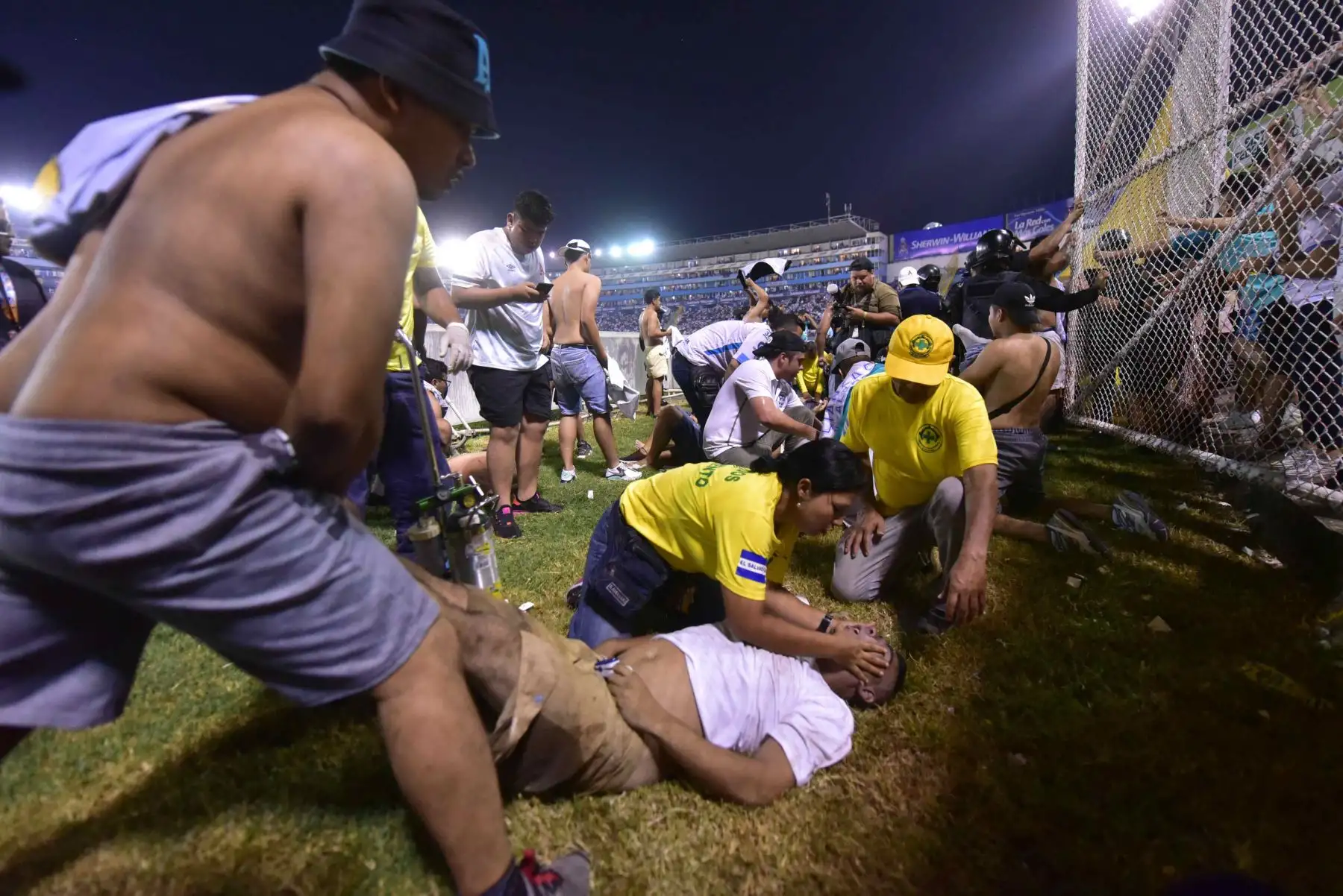 Fanáticos auxiliaron a personas durante una estampida en el Estadio Cuscatláán previo a un partido de la Liga Mayor, hoy en San Salvador (El Salvador). "El número de desaparecidos tras la estampida en el Estadio Cuscatlán ascendiendo a 9".  Foto:ANDINA/ EFE