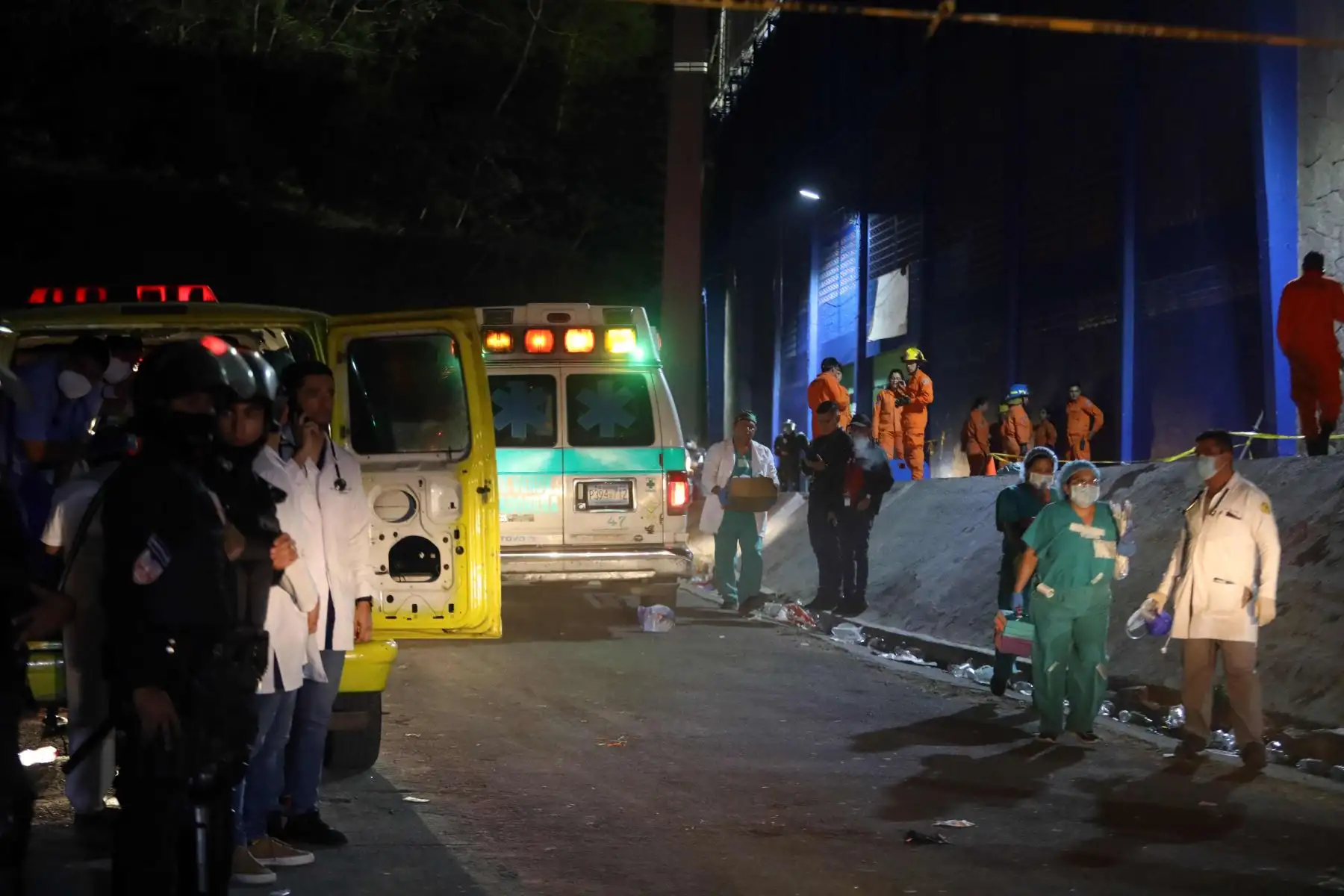 Miembros de la policía y primeros auxilios vigilan el lugar donde al menos 9 personas fallecieron en una estampida en el Estadio Cuscatláán previo a un partido de la Liga Mayor, hoy en San Salvador (El Salvador). "El número de desaparecidos tras la estampida en el Estadio Cuscatlán ascendiendo a 9". Foto:ANDINA/ EFE