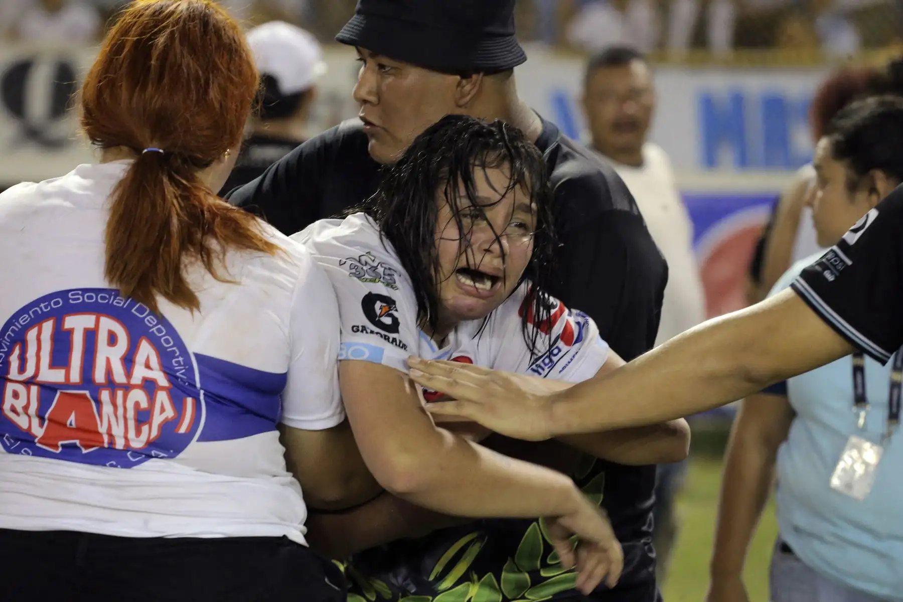 Una mujer es sostenida por otra mientras llora luego de una estampida durante un partido de fútbol entre Alianza y FAS en el estadio Cuscatlán en San Salvador. Foto:ANDINA/ AFP