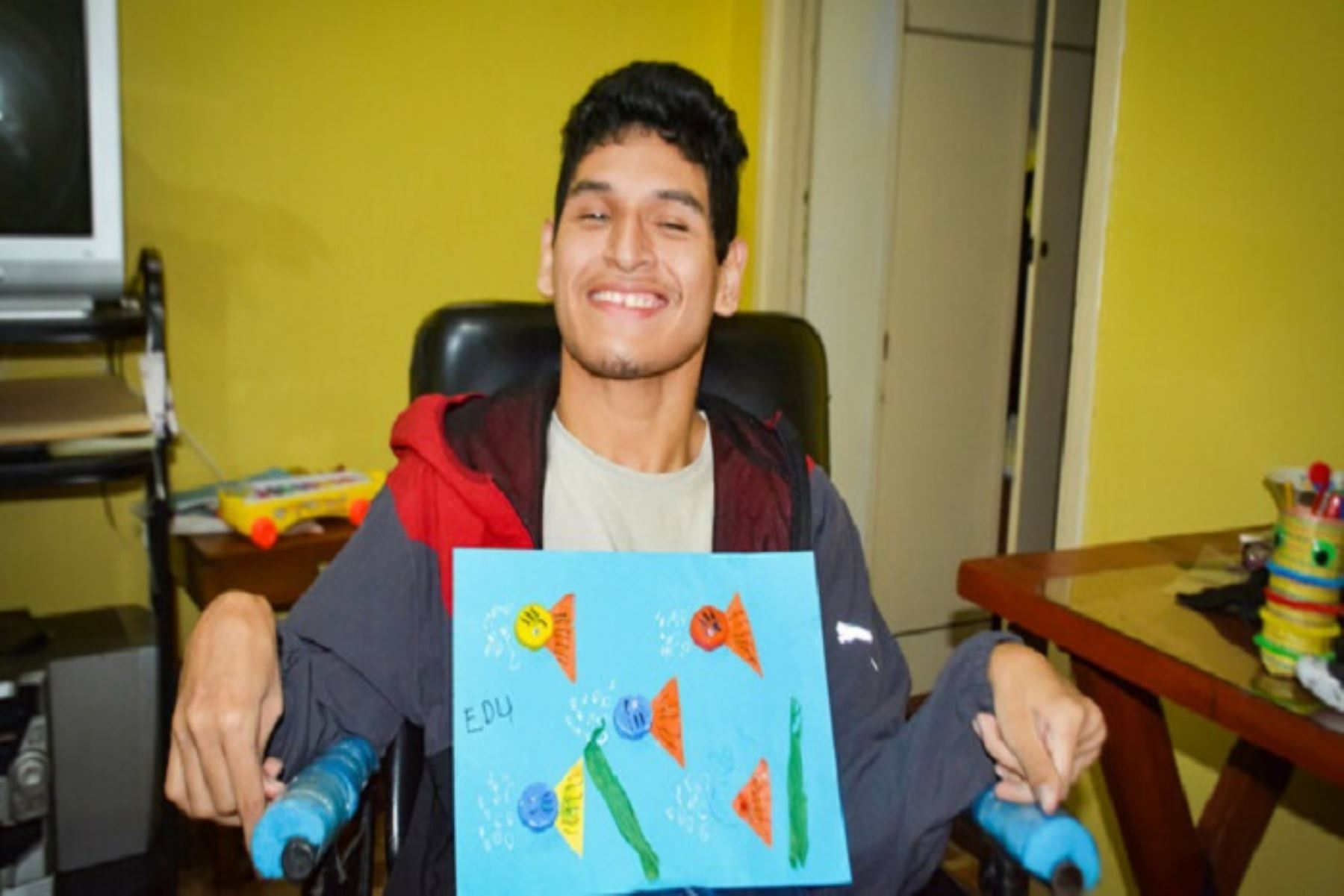 Edú ya tiene 22 años y disfruta de su día a día pintando cuadros, escuchando salsa y música criolla.