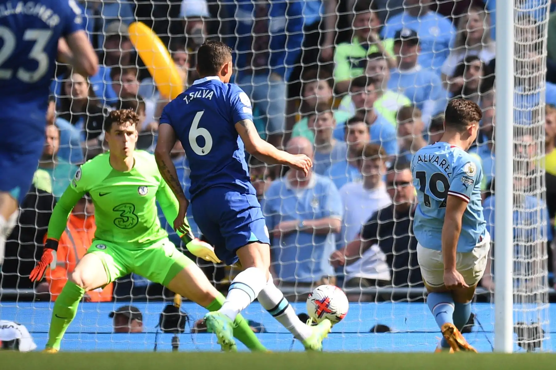 El delantero argentino del Manchester City, Julian Alvarez, anota el gol de apertura durante el partido de fútbol de la Premier League inglesa entre el Manchester City y el Chelsea. Foto: ANDINA/ AFP