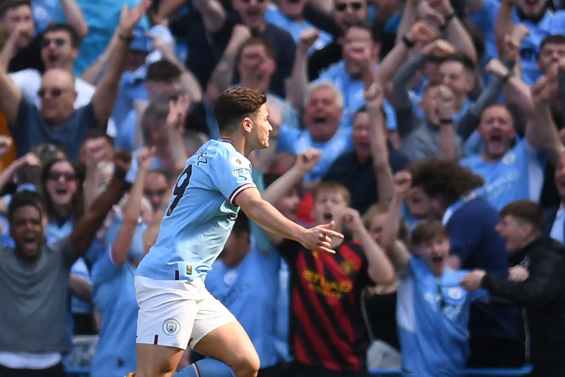 El delantero argentino del Manchester City, Julian Alvarez, celebra marcar el gol de apertura durante el partido de fútbol de la Premier League inglesa entre el Manchester City y el Chelsea. Foto:ANDINA/ AFP