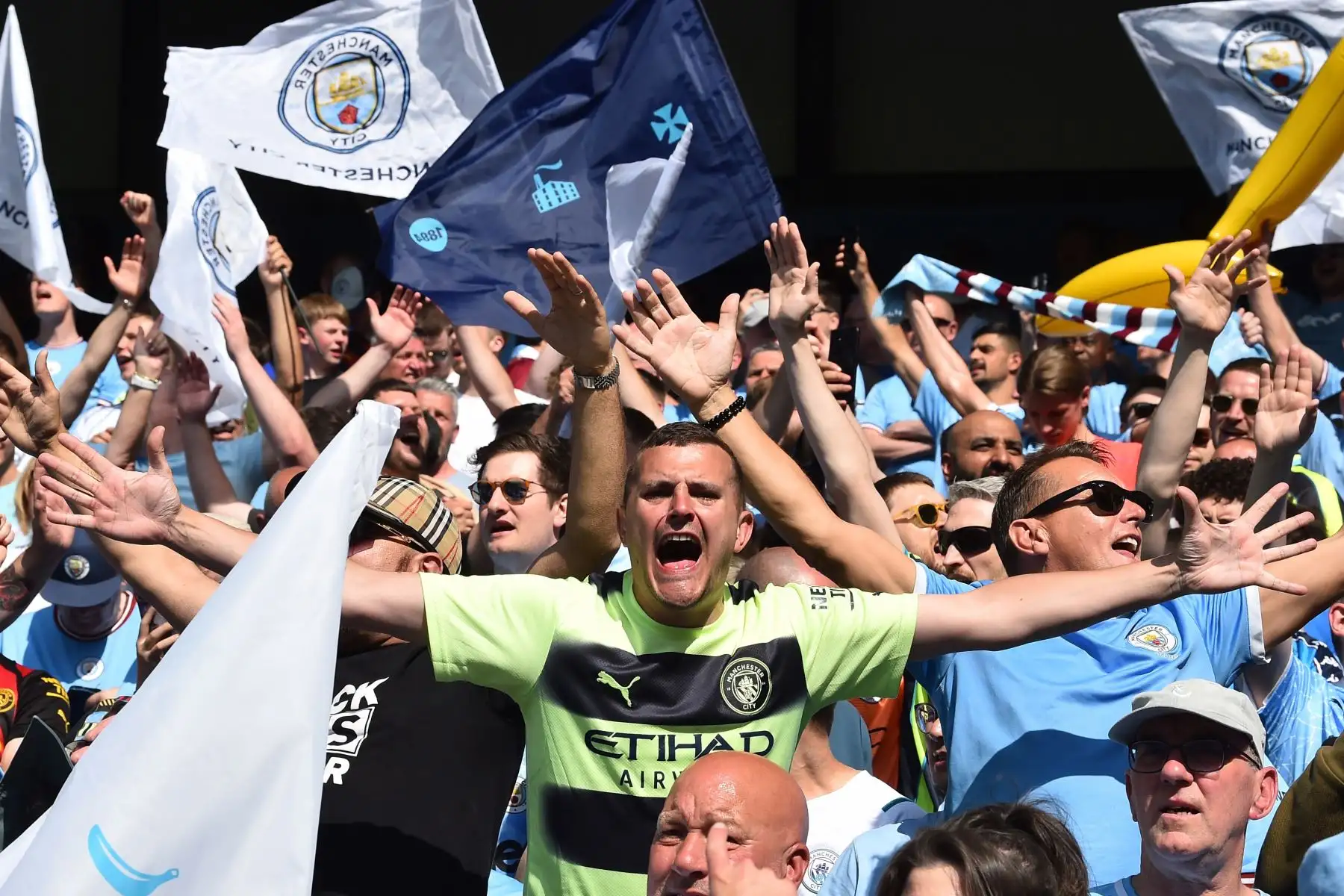 Aficionados del Manchester City antes del partido de la Premier League inglesa entre el Manchester City y el Chelsea FC en Manchester, Gran Bretaña. Foto:ANDINA/EFE