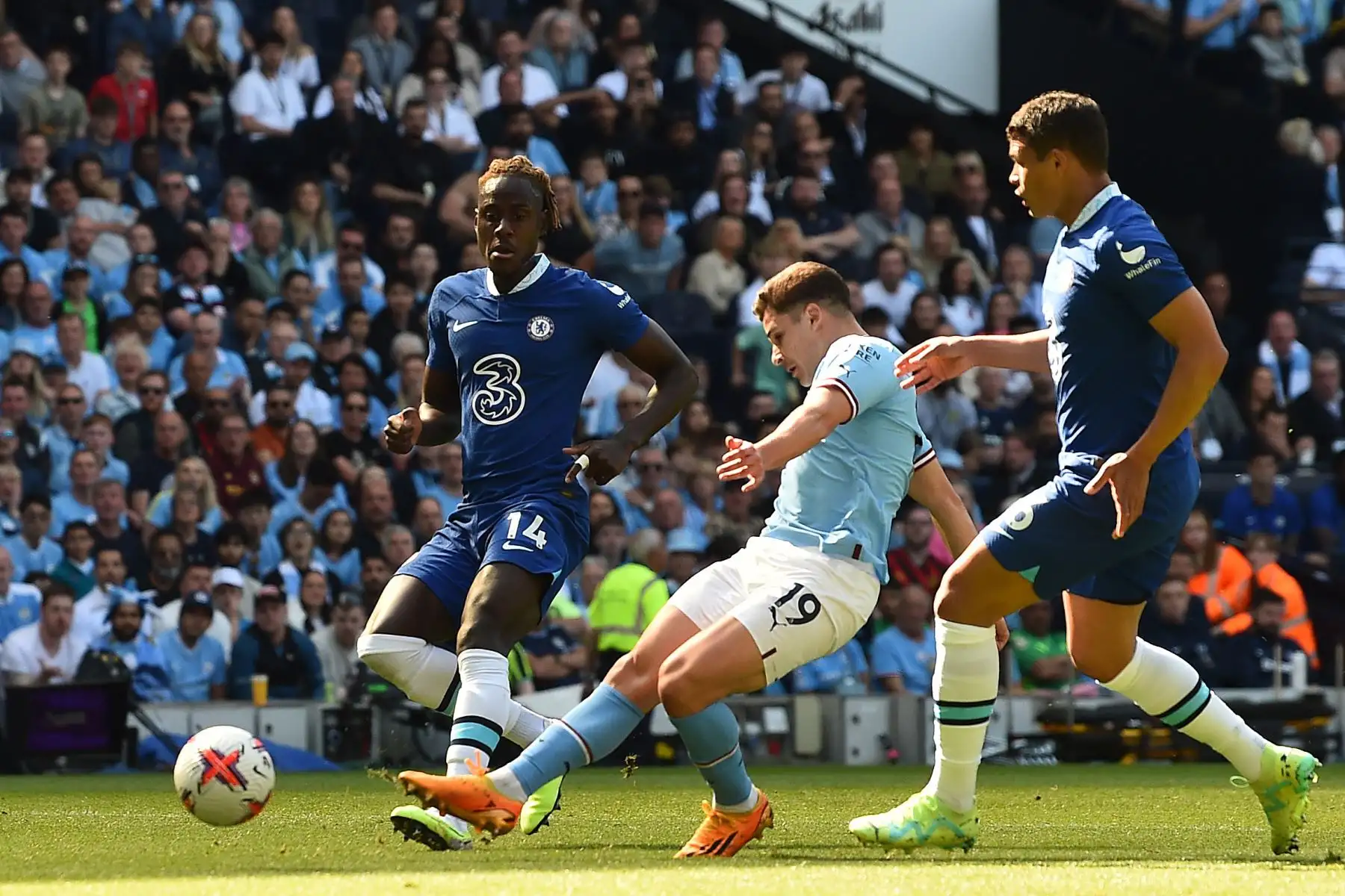 Julian Alvarez, del Manchester City, marca el primer gol durante el partido de fútbol de la Premier League inglesa entre Manchester City y Chelsea. Foto:ANDINA/ EFE