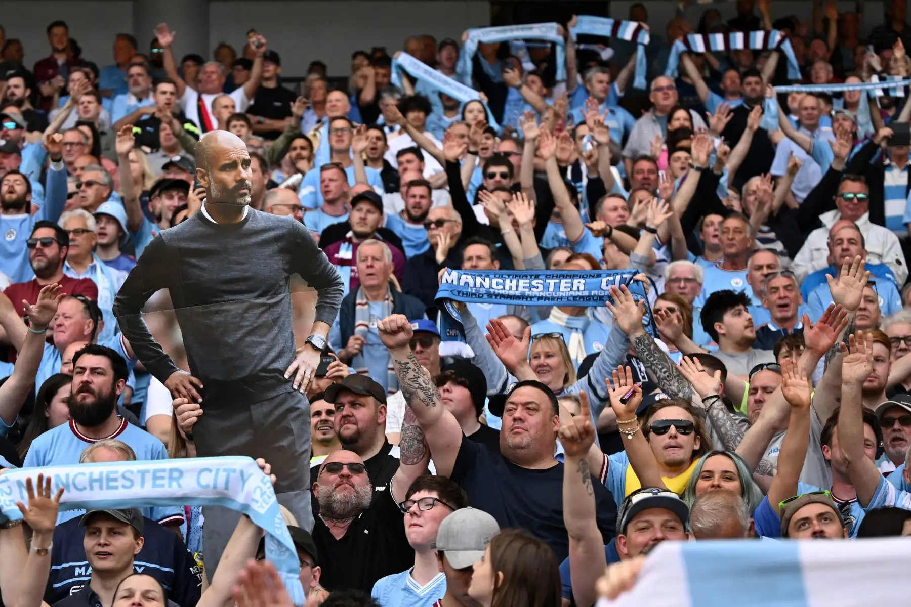 Un fan sostiene un recorte de cartón del entrenador español del Manchester City, Pep Guardiola, antes del partido de fútbol de la Premier League inglesa entre el Manchester City y el Chelsea. Foto:ANDINA/AFP